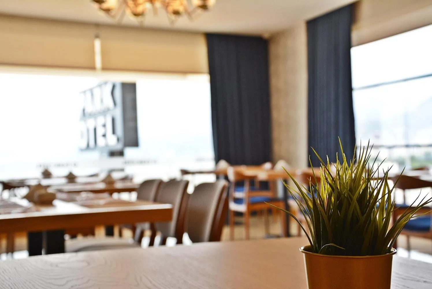 Restaurant/places to eat in 61 Park Hotel