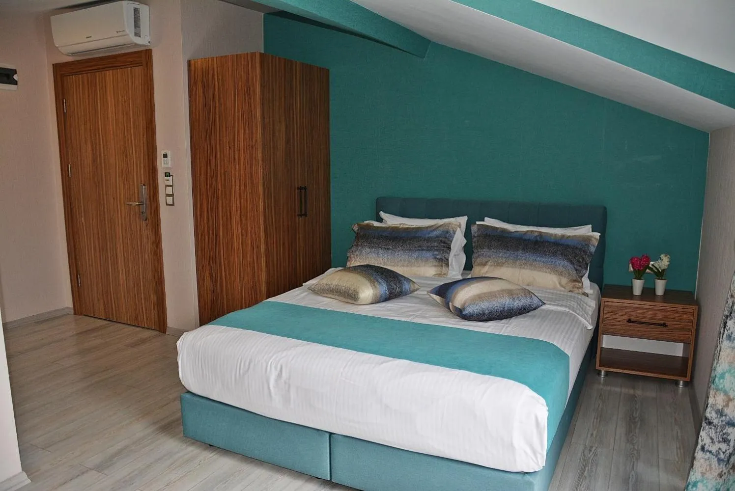 Photo of the whole room, Bed in 61 Park Hotel