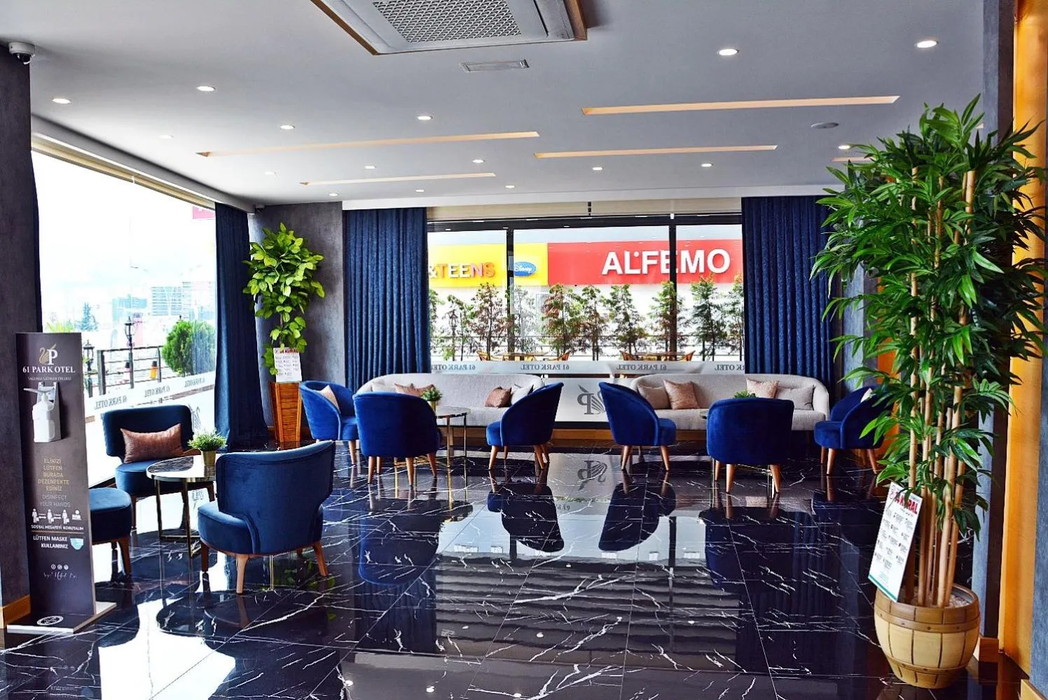 Lobby or reception in 61 Park Hotel