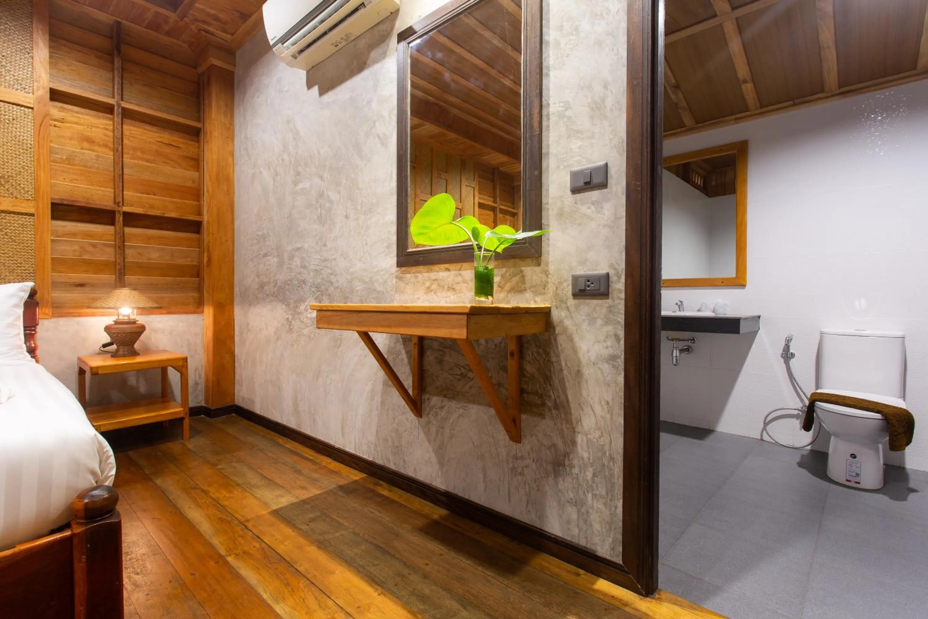 Bathroom, Bed in Koh Tao Relax Freedom Beach Resort