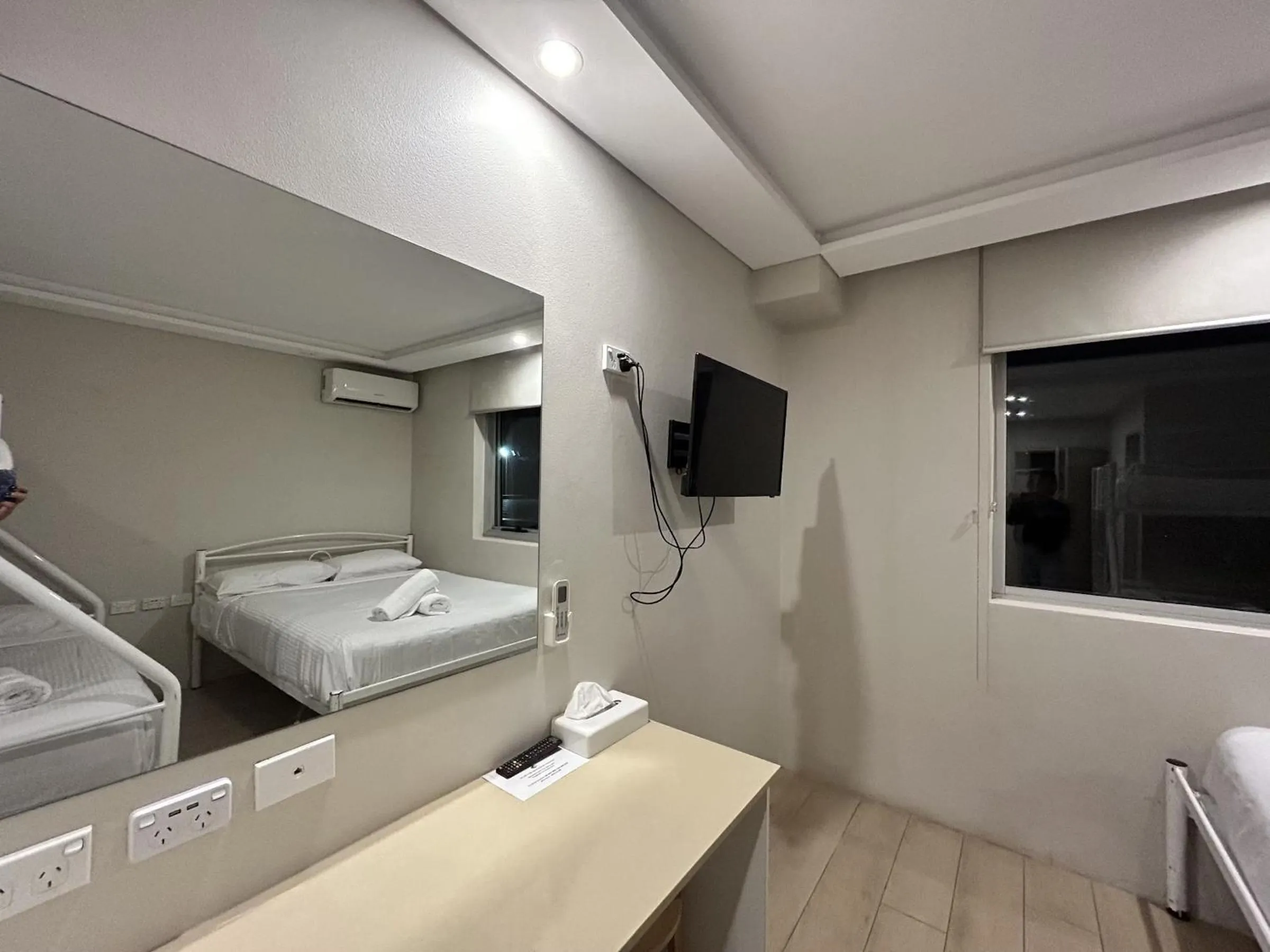 TV and multimedia, Bed in Marco Polo Motor Inn Sydney Hotel