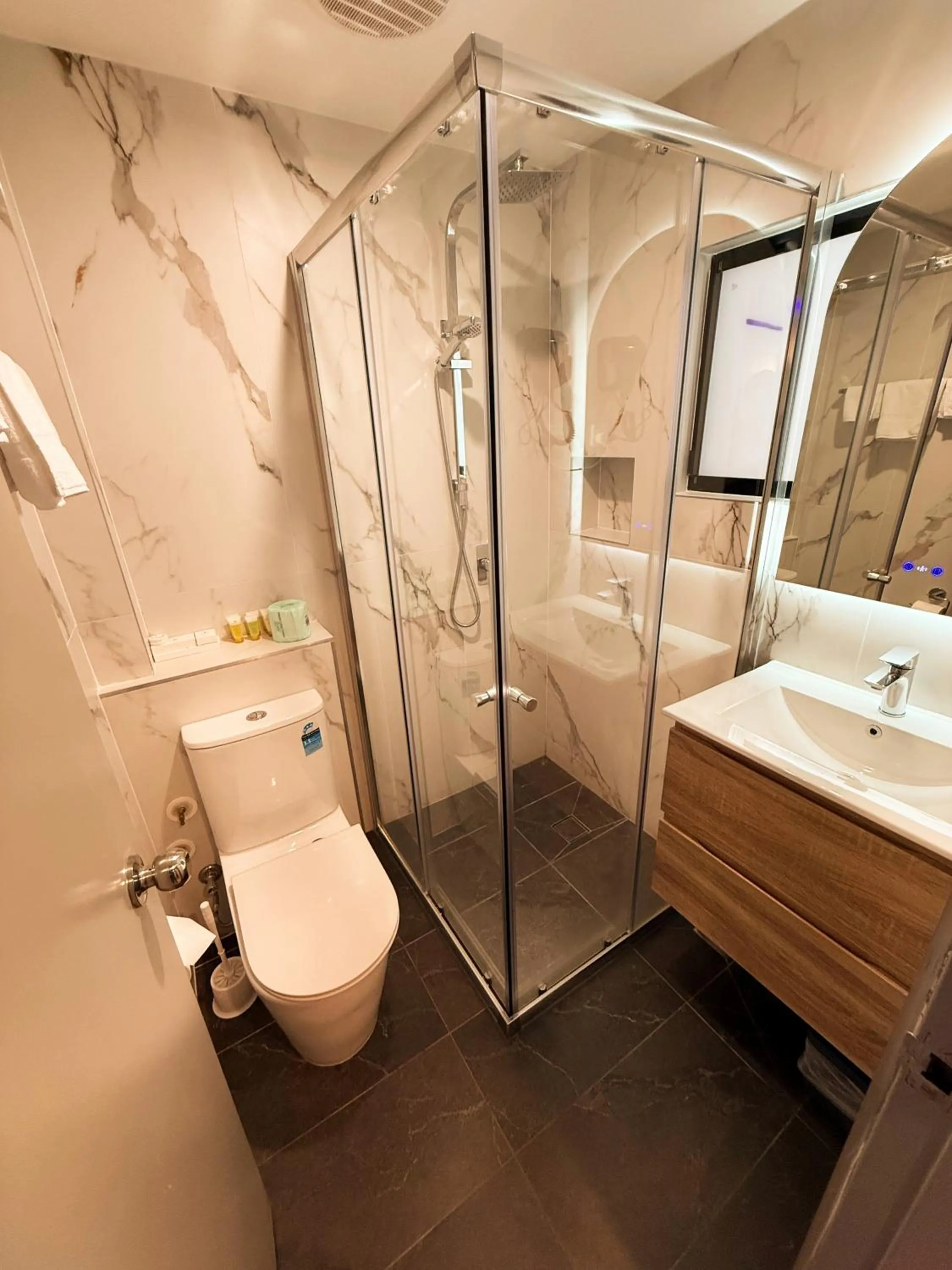 Bathroom in Marco Polo Motor Inn Sydney Hotel