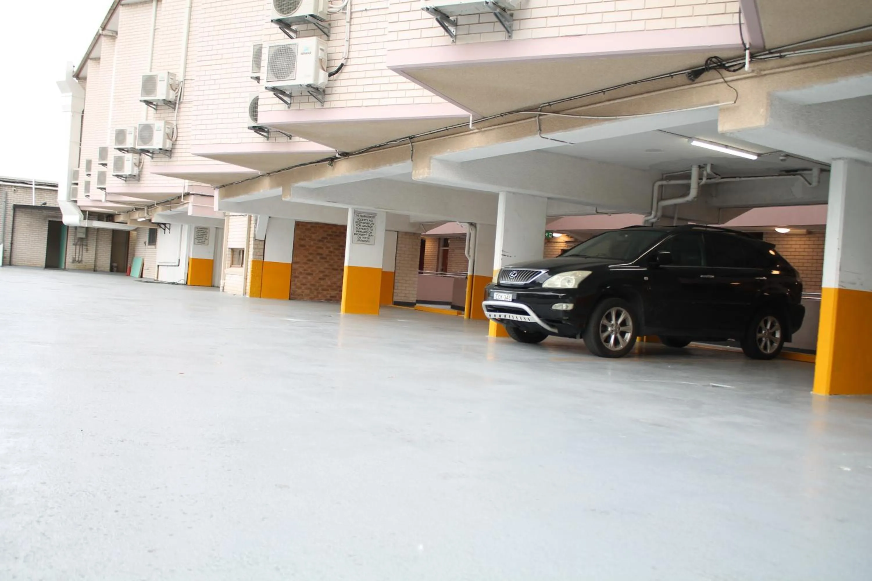 Parking in Marco Polo Motor Inn Sydney Hotel