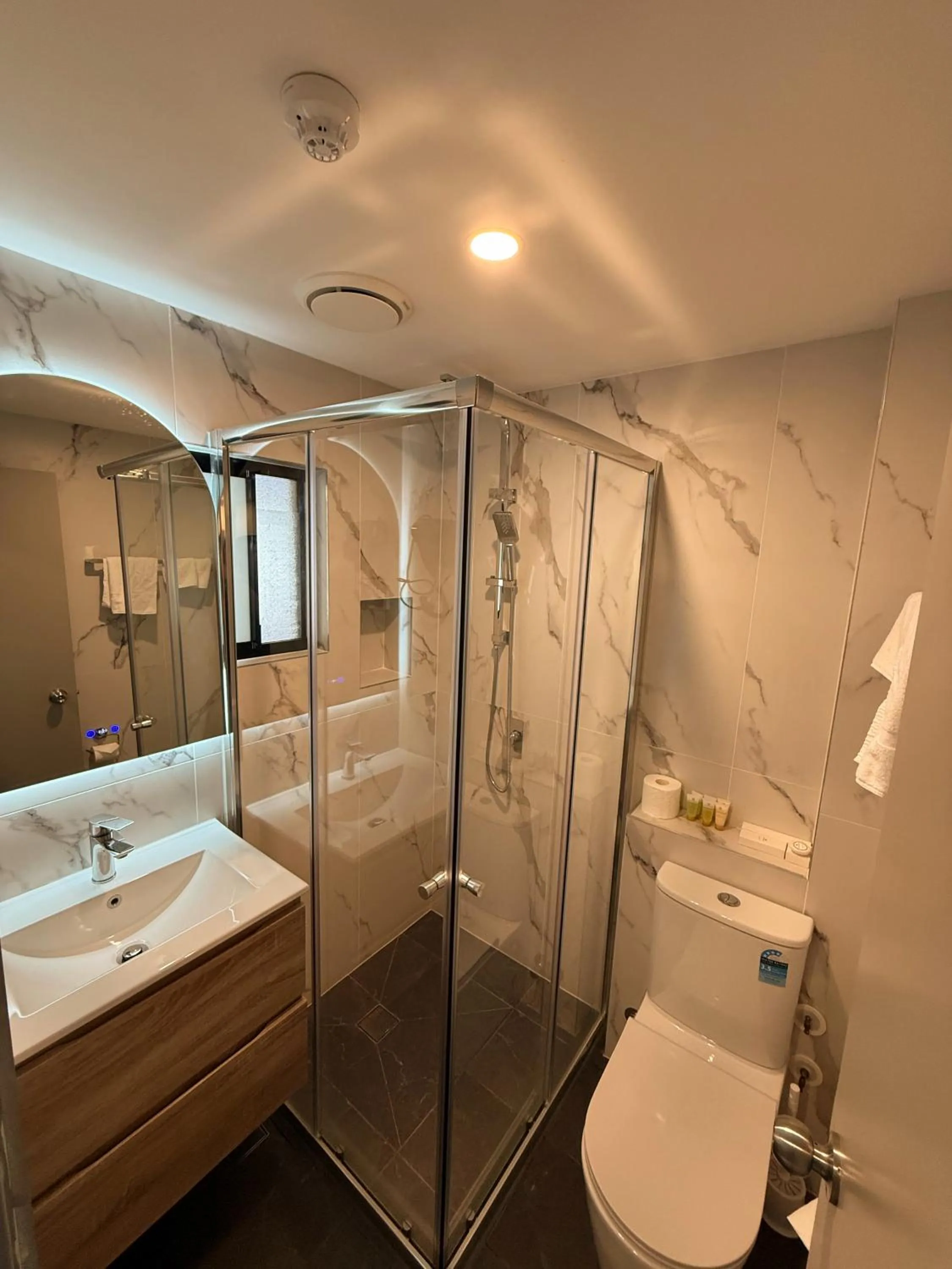 Shower in Marco Polo Motor Inn Sydney Hotel