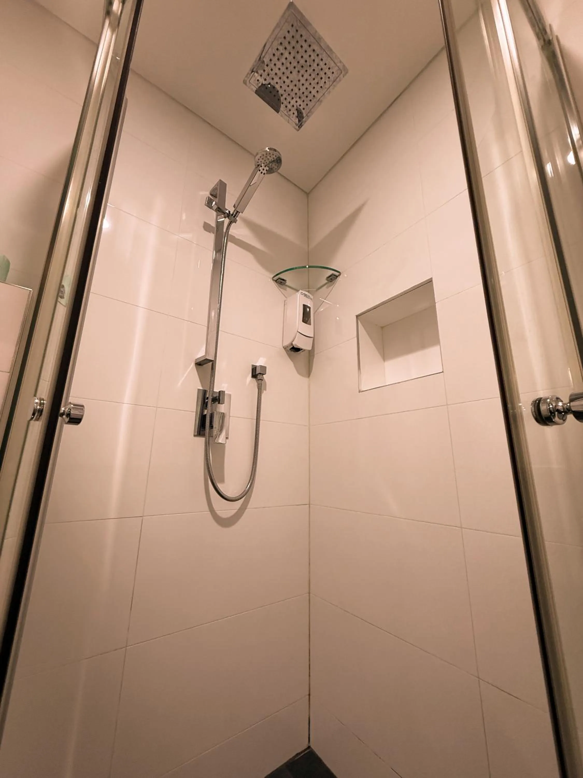 Bathroom in Marco Polo Motor Inn Sydney Hotel