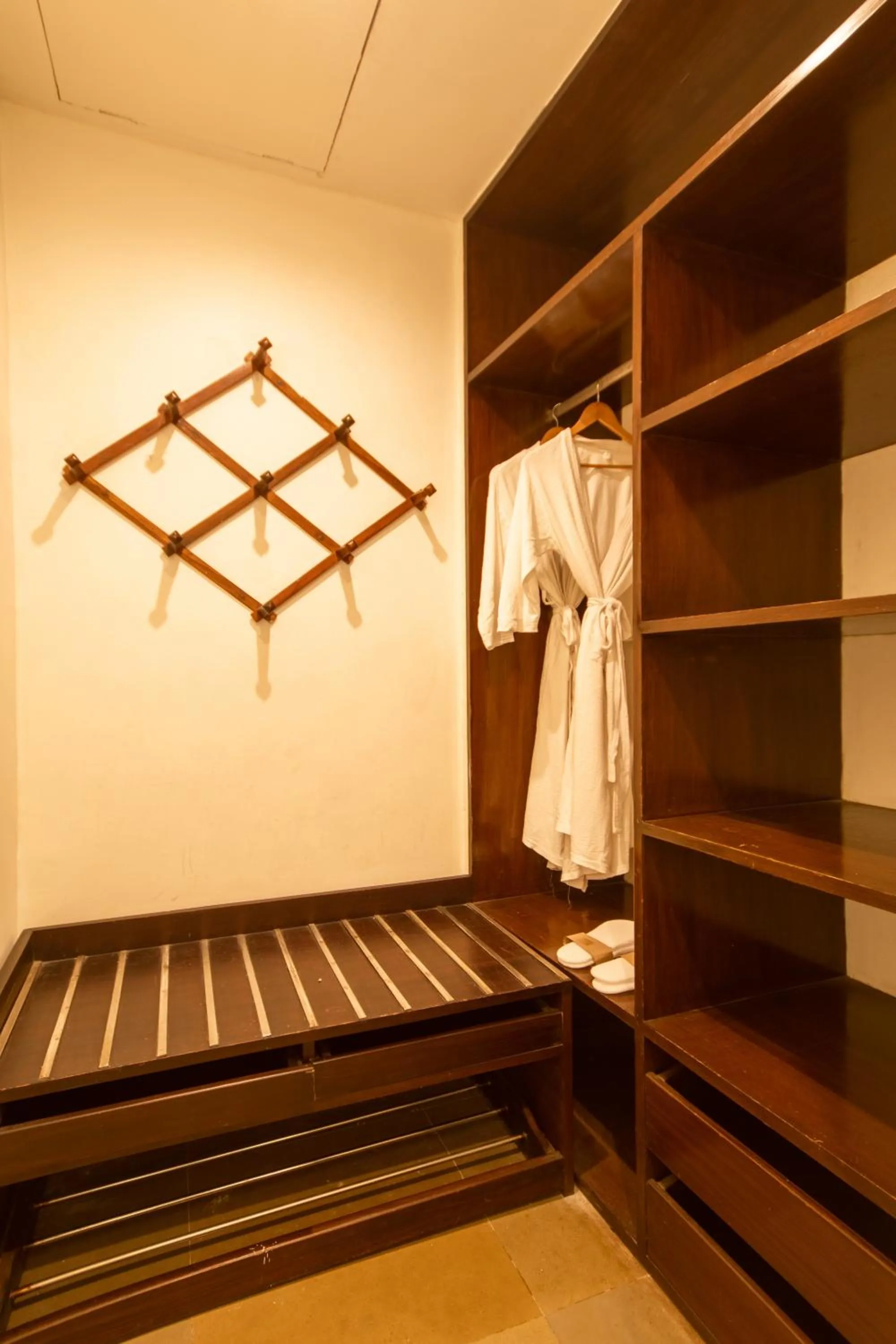 wardrobe, Bed in Amritara Ambatty Greens Resort