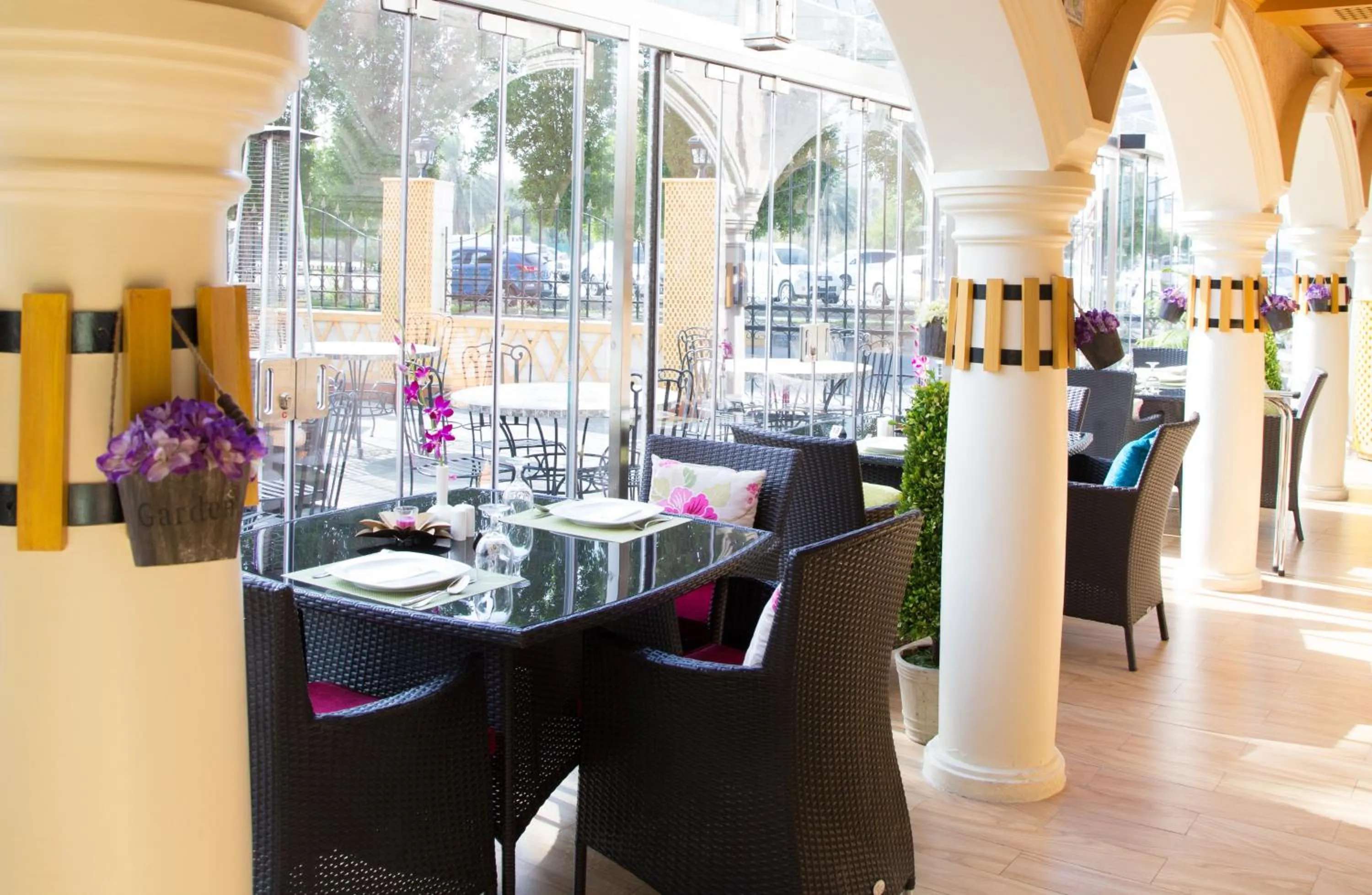 Restaurant/places to eat in Al Gosaibi Hotel - Villa