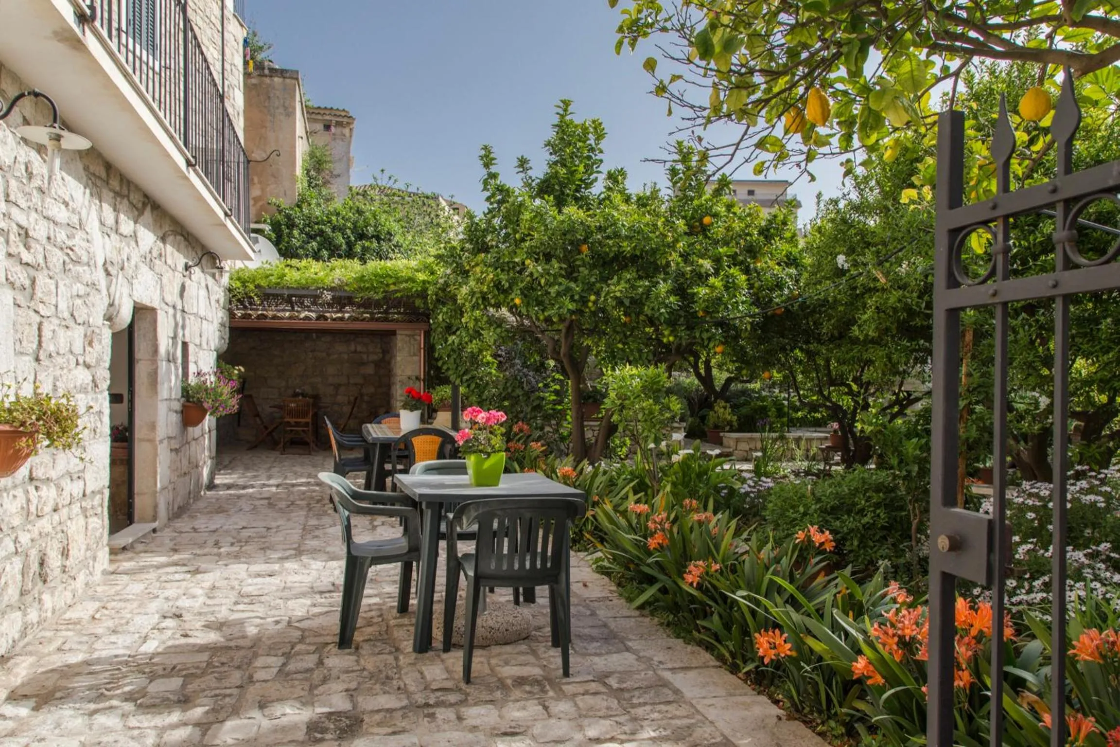 Patio in B&B Il Giardino Dei Mandarini