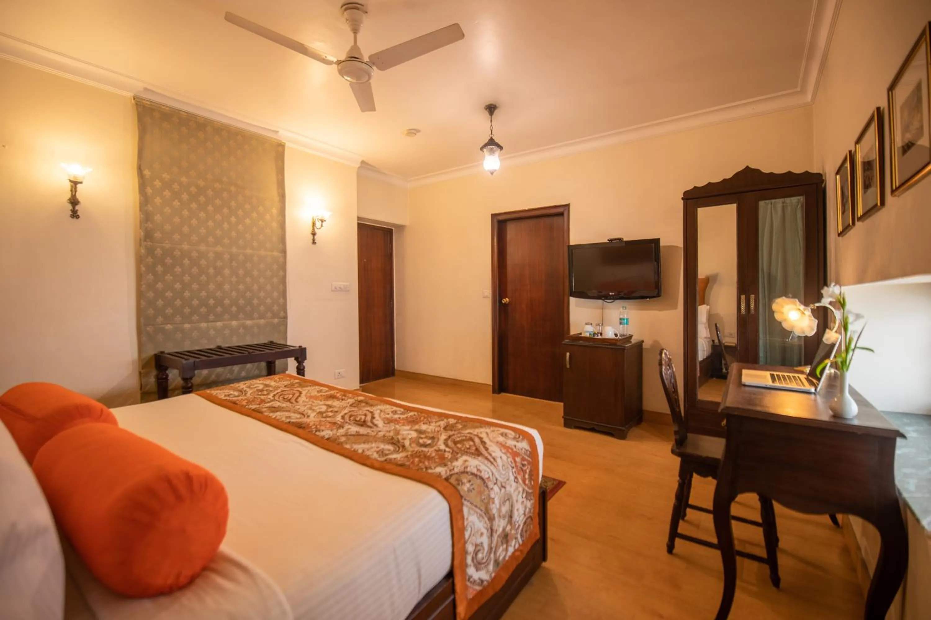 Photo of the whole room, Bed in Amritara Suryauday Haveli