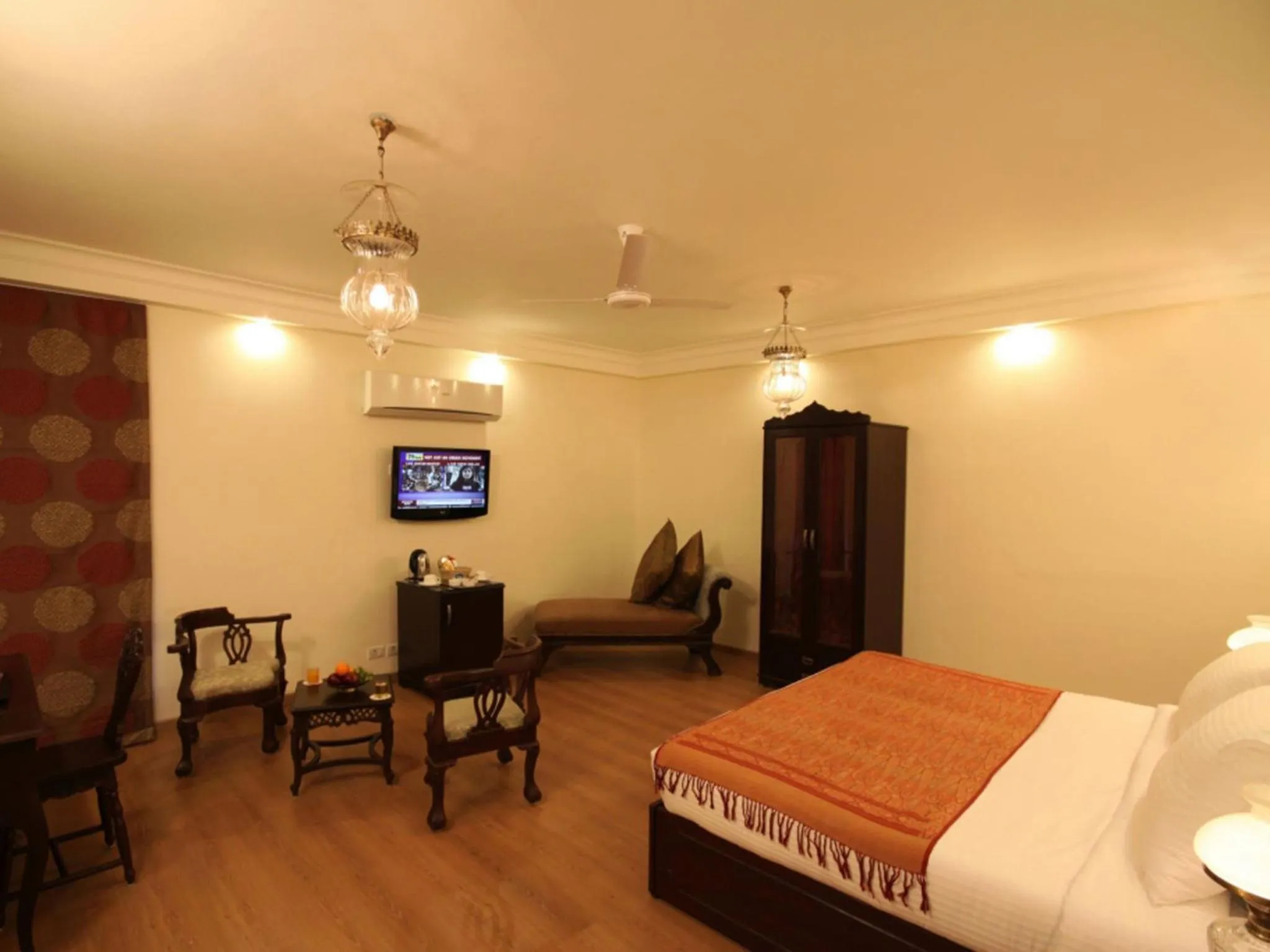 Photo of the whole room, Bed in Amritara Suryauday Haveli
