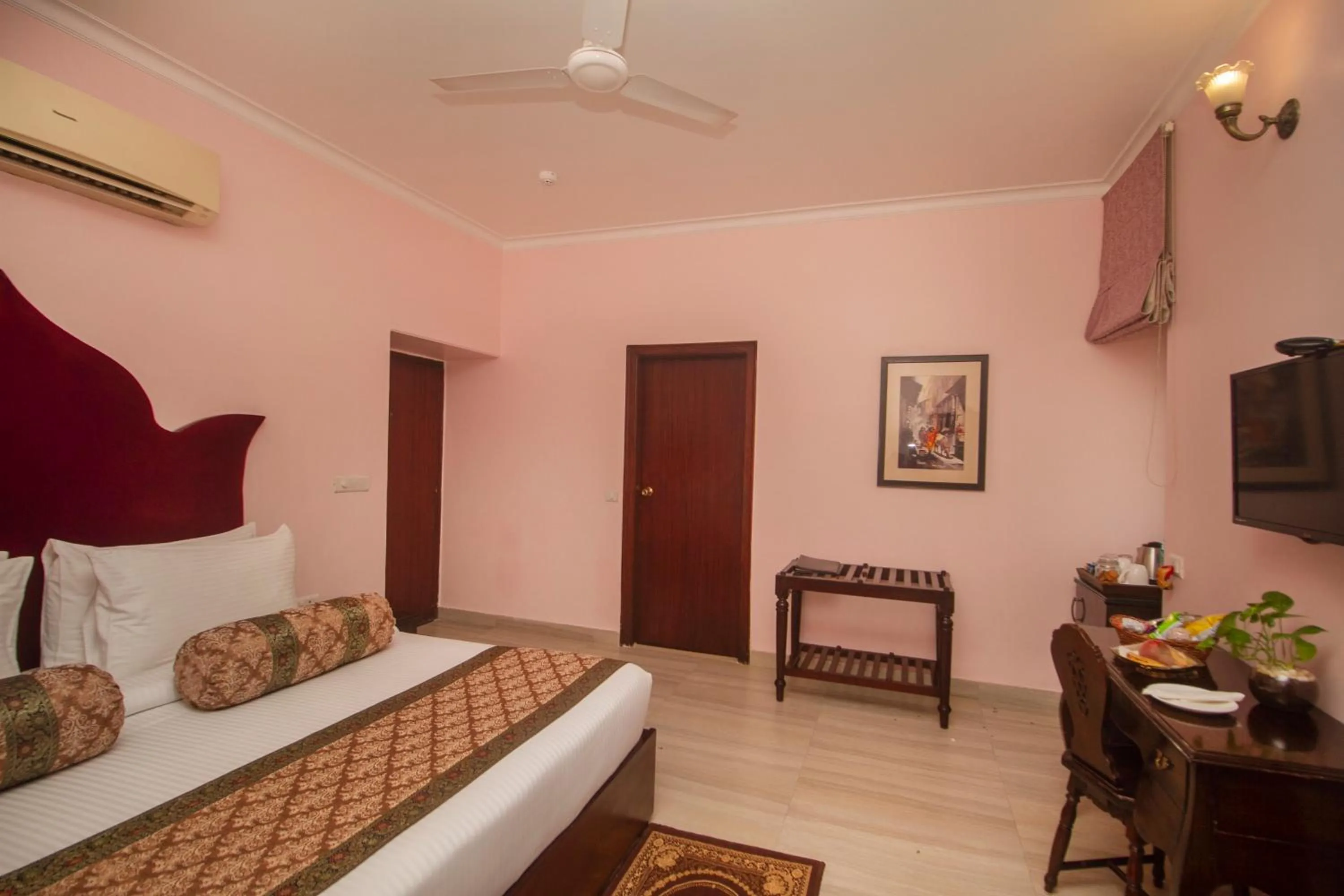 Bedroom, Bed in Amritara Suryauday Haveli