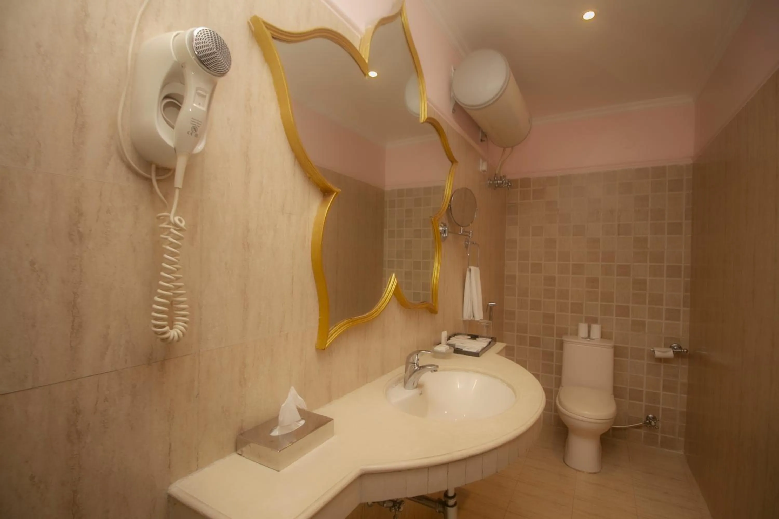 Shower in Amritara Suryauday Haveli