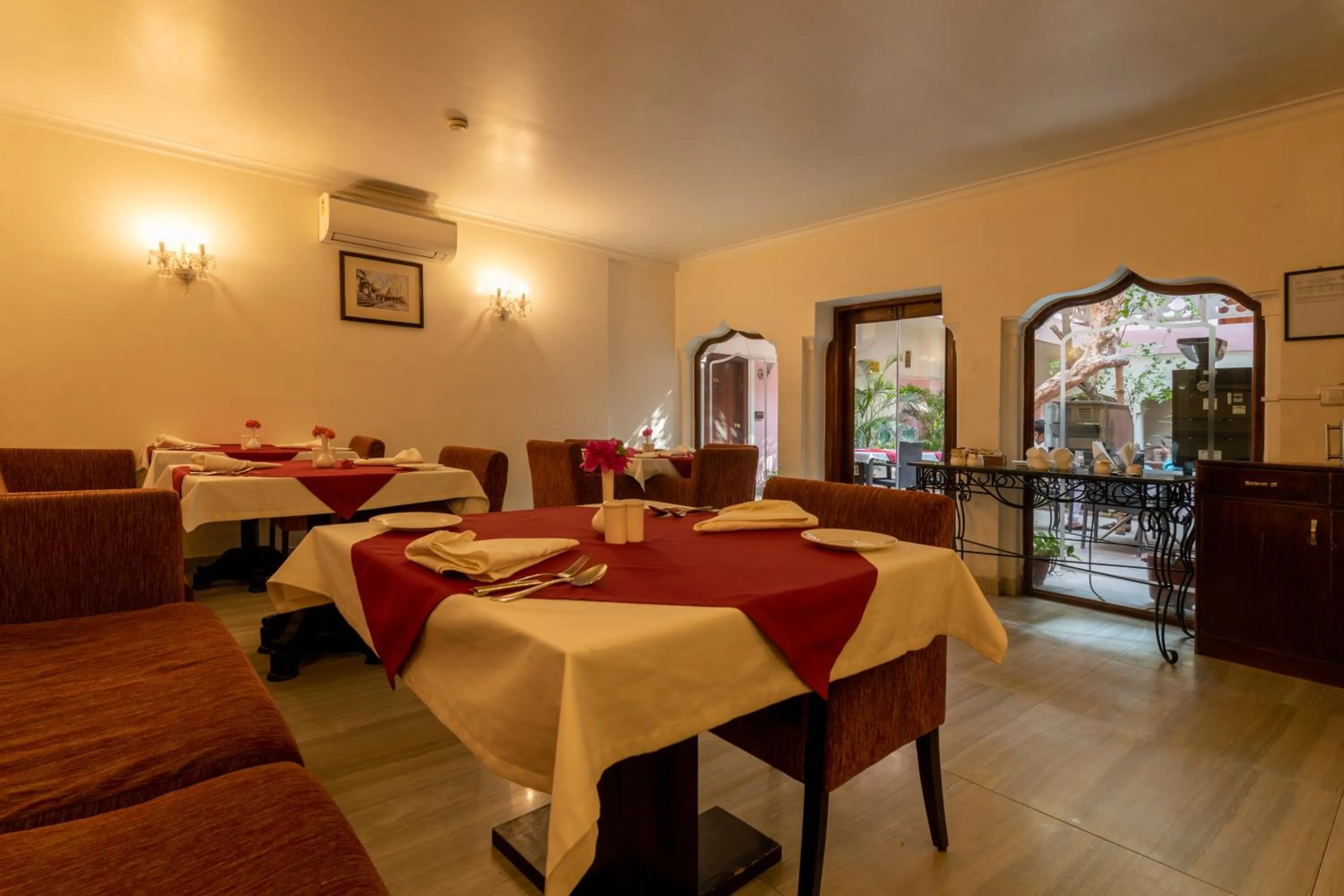 Restaurant/places to eat in Amritara Suryauday Haveli