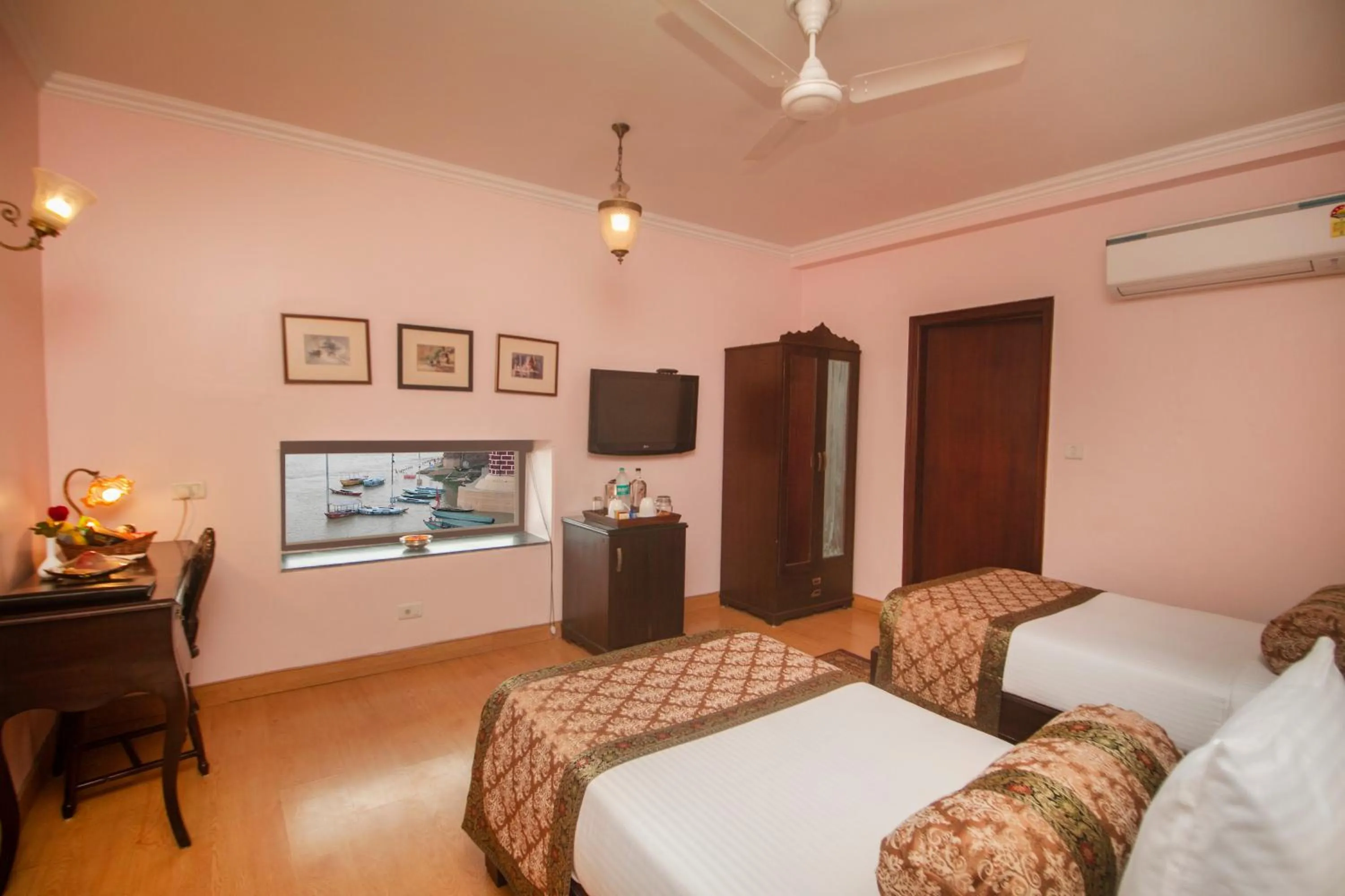 Photo of the whole room, Bed in Amritara Suryauday Haveli