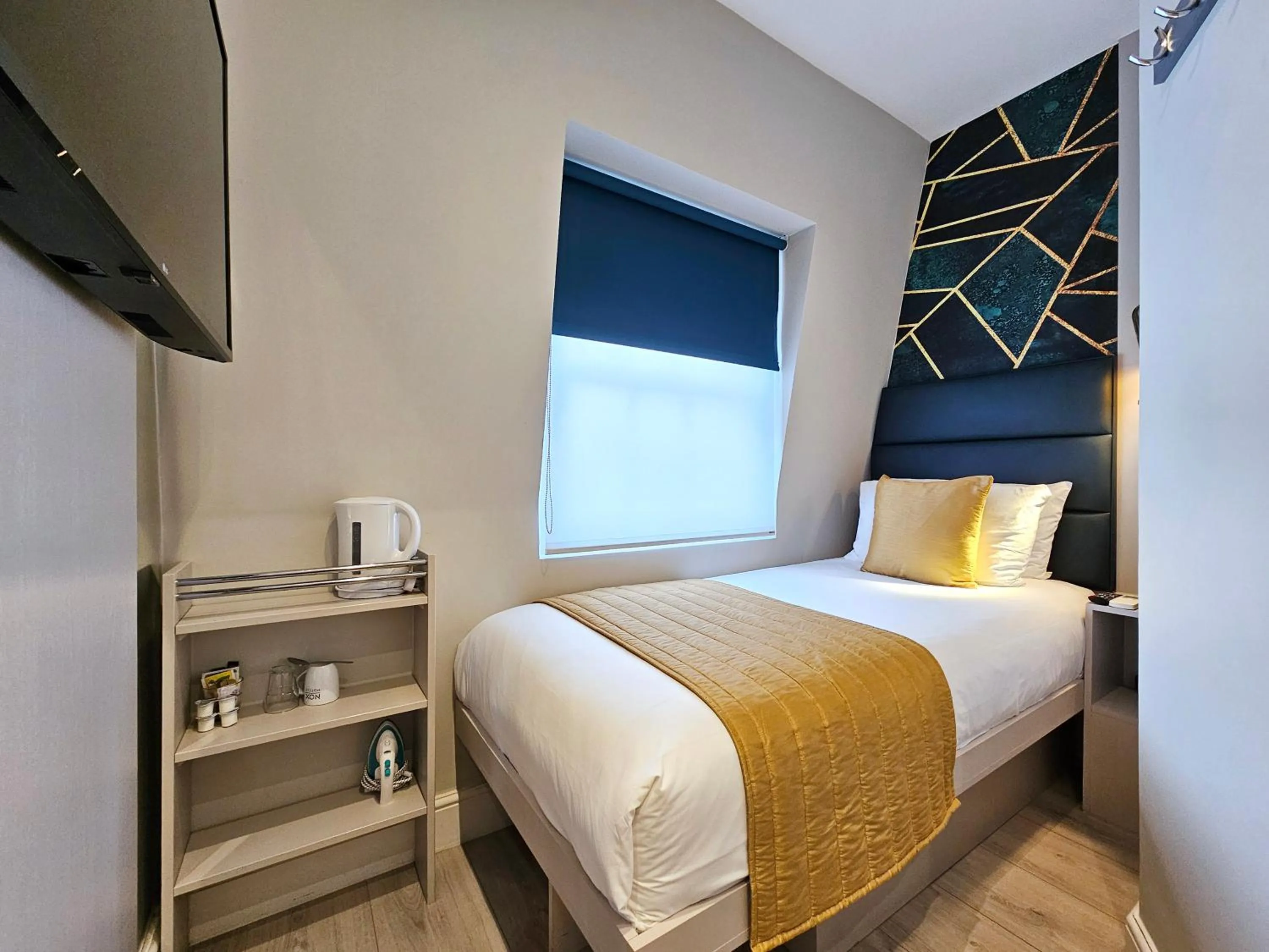 Photo of the whole room, Bed in NOX Hyde Park