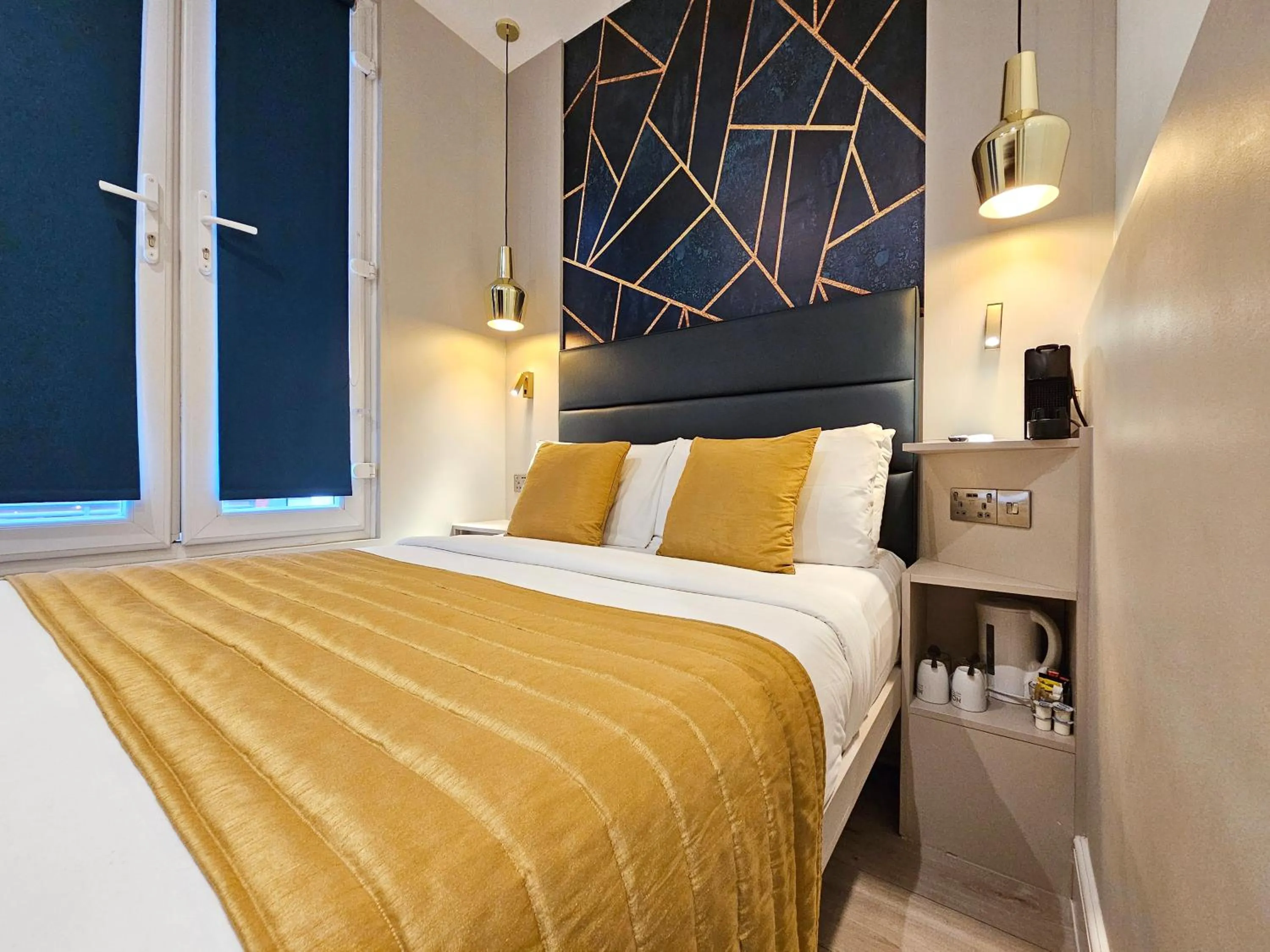 Coffee/tea facilities, Bed in NOX Hyde Park