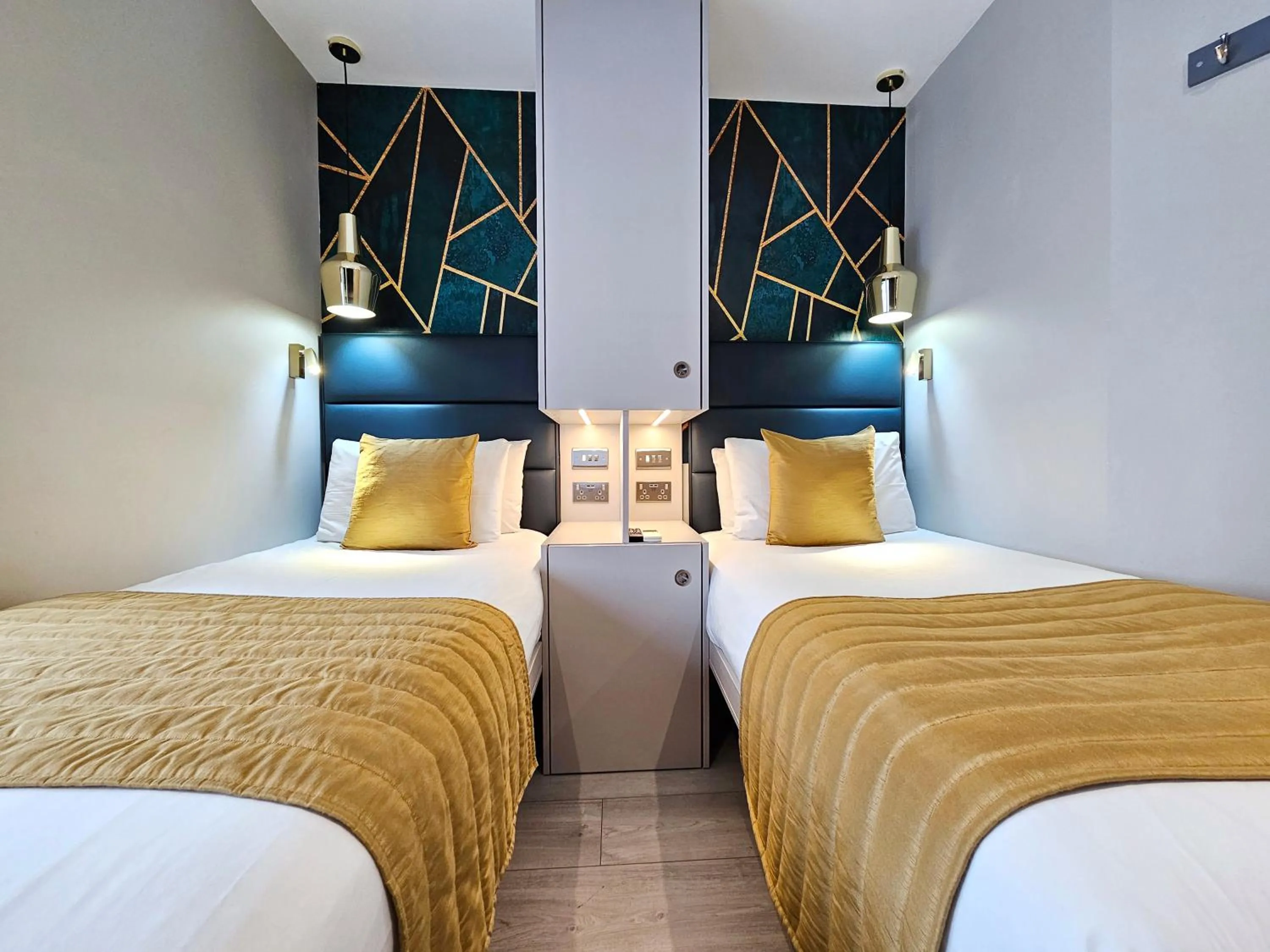 Photo of the whole room, Bed in NOX Hyde Park