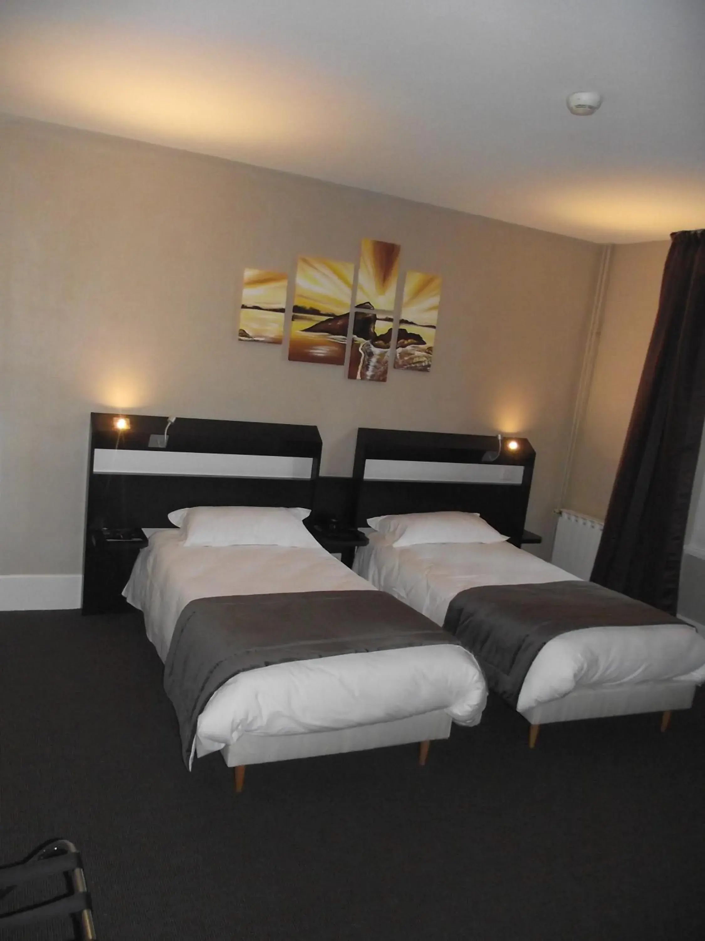 Comfort Twin Room in Logis Hotel des Bourbons Montluçon Climatisé Comfort Twin Room in Logis Hotel des Bourbons Montluçon Climatisé