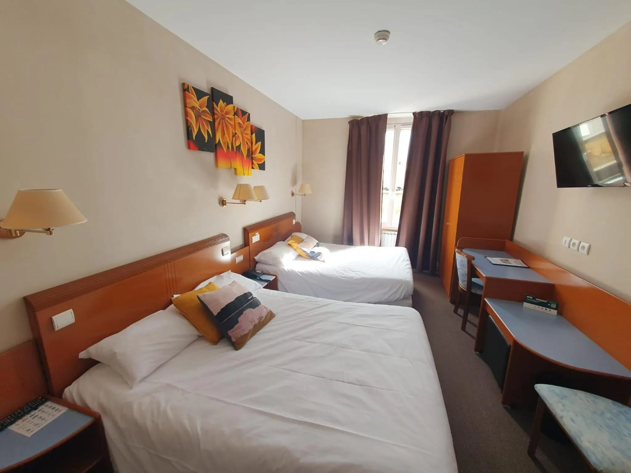 Bath, Bed in Logis Hotel des Bourbons Montluçon Climatisé