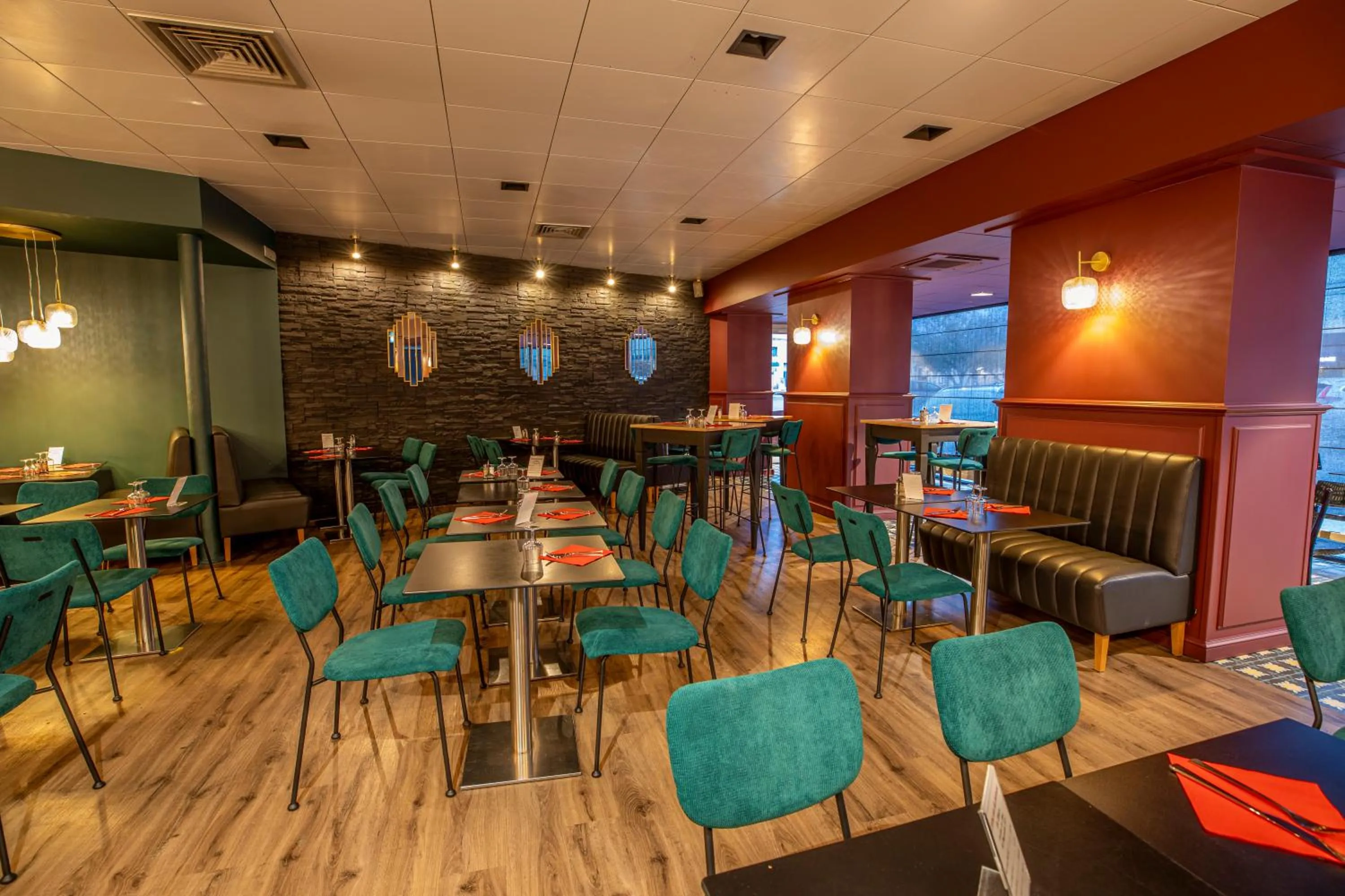 Restaurant/places to eat in Logis Hotel des Bourbons Montluçon Climatisé