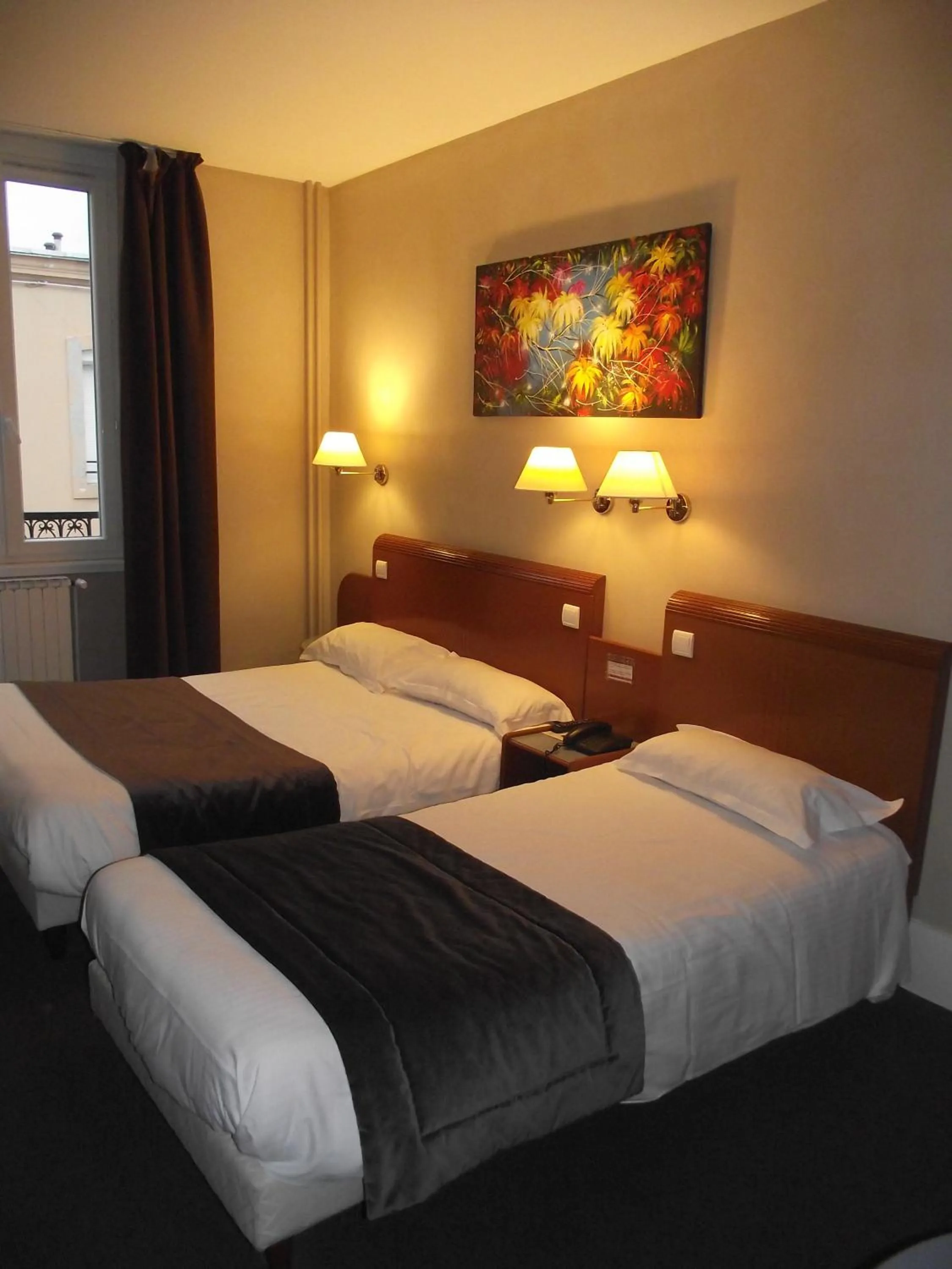 Bed in Logis Hotel des Bourbons Montluçon Climatisé