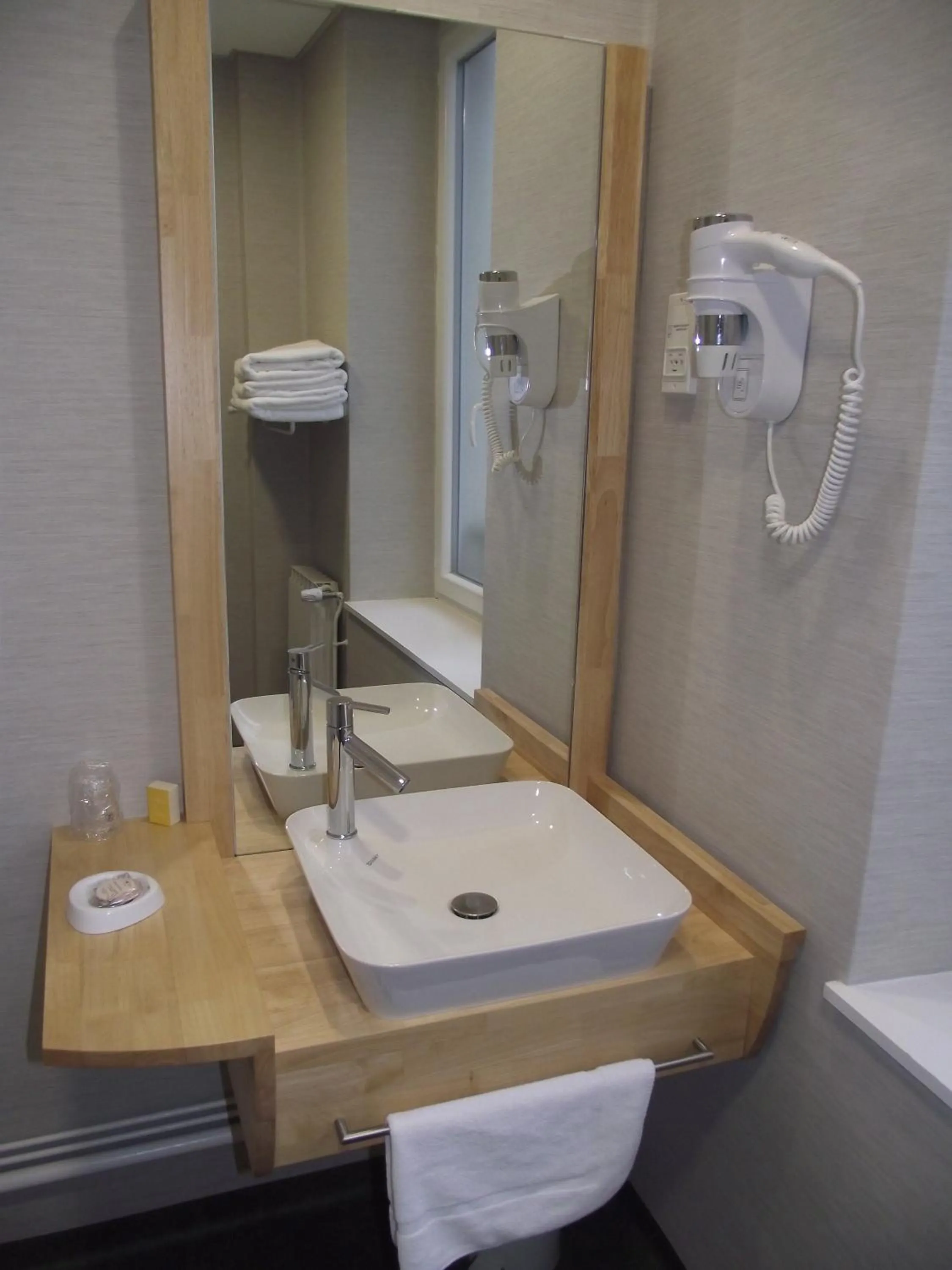 Bathroom in Logis Hotel des Bourbons Montluçon Climatisé