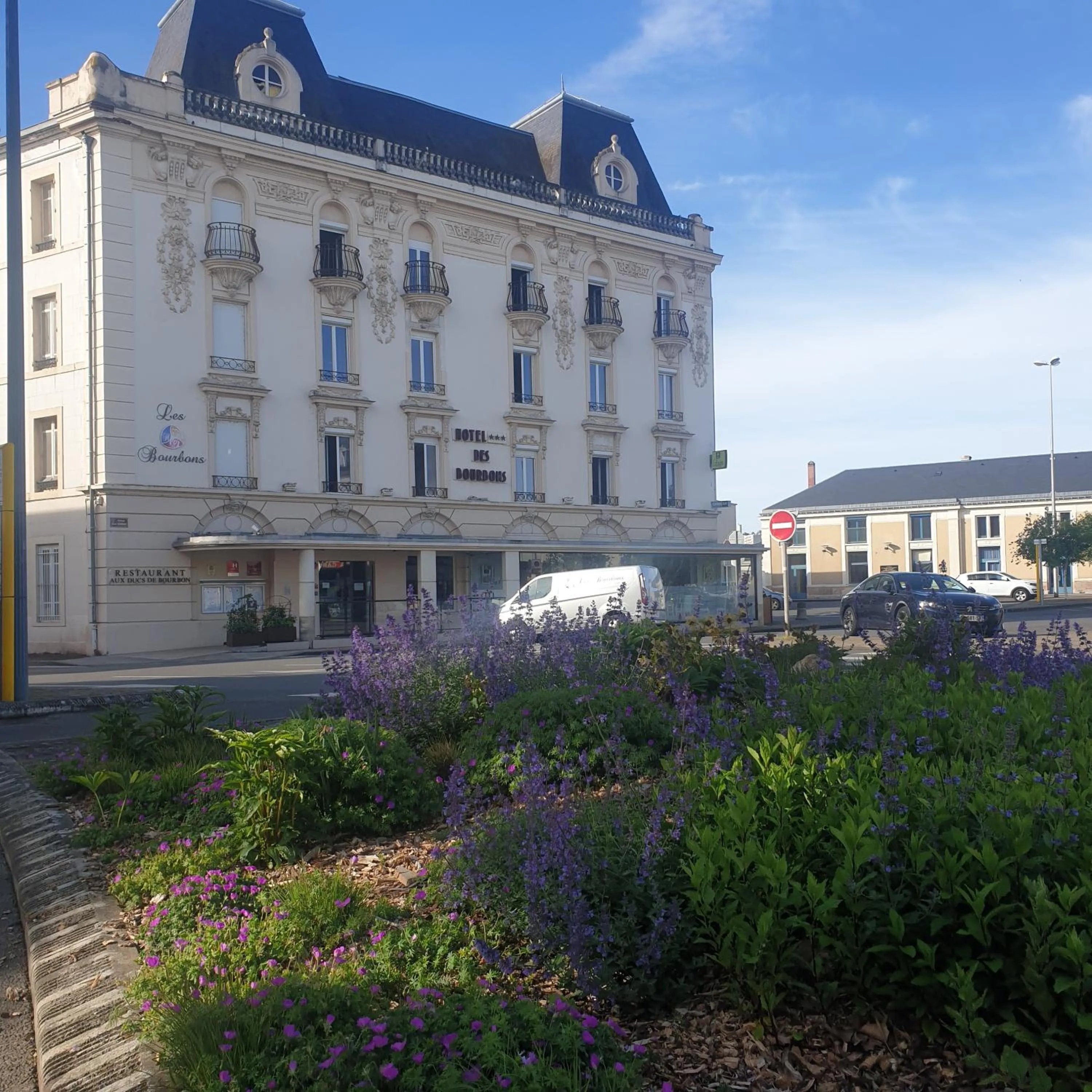 Facade/entrance in Logis Hotel des Bourbons Montluçon Climatisé
