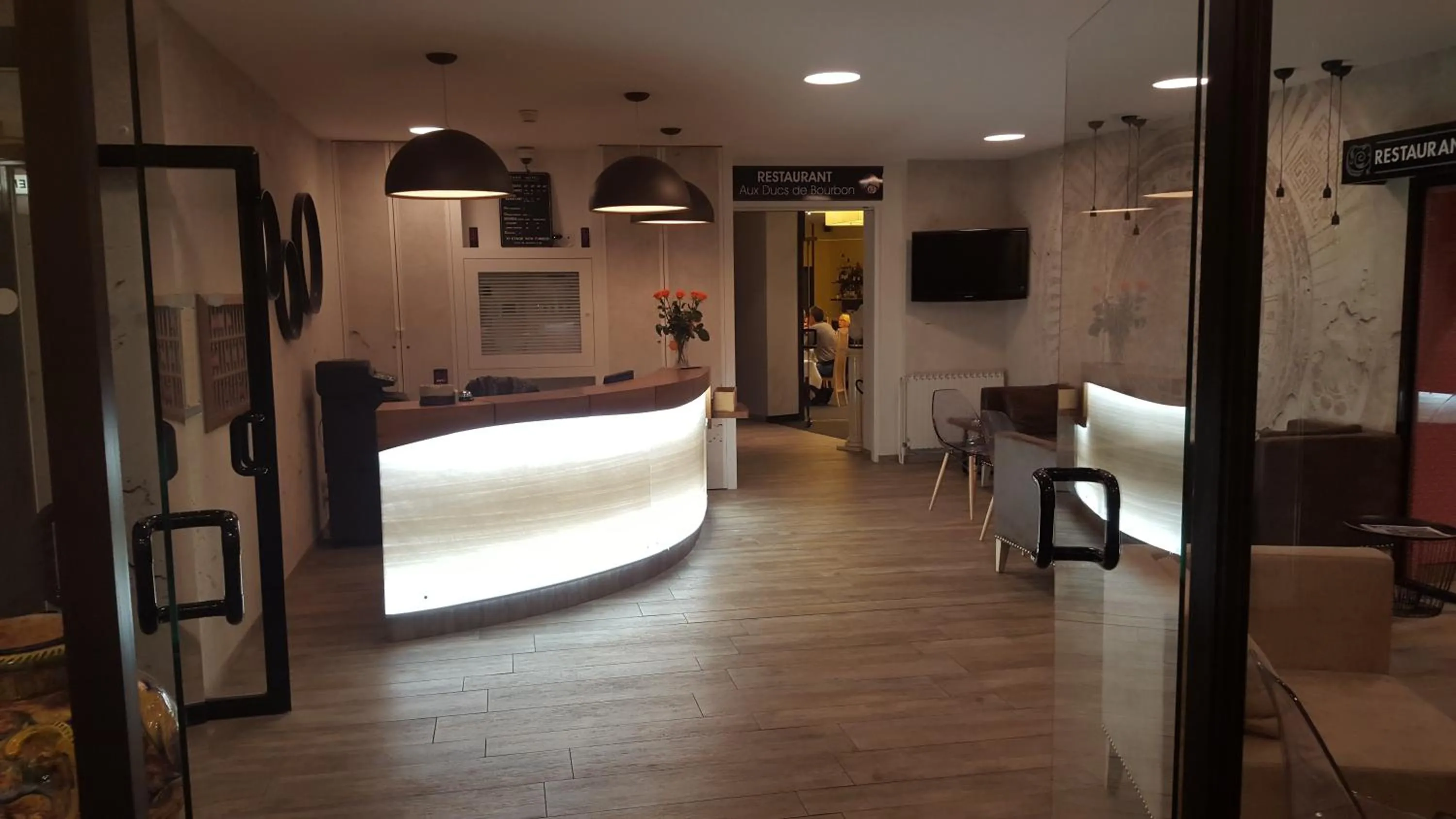 Communal lounge/ TV room in Logis Hotel des Bourbons Montluçon Climatisé