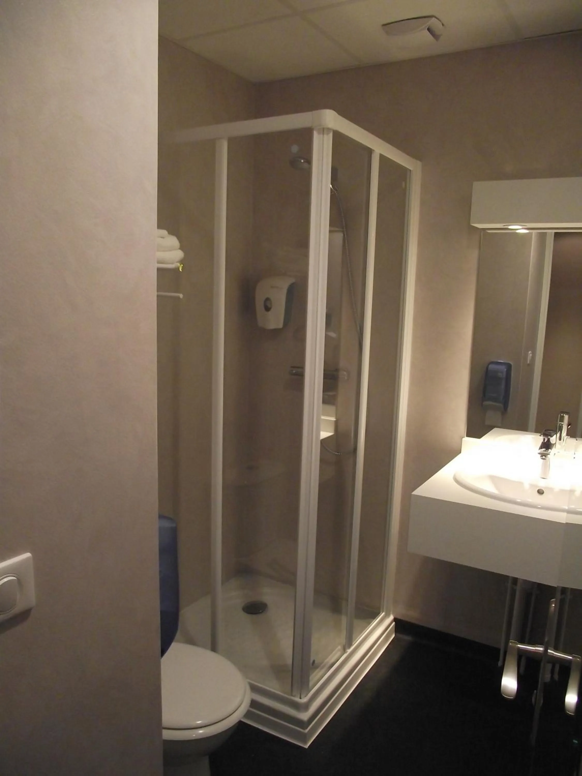 Bathroom in Logis Hotel des Bourbons Montluçon Climatisé