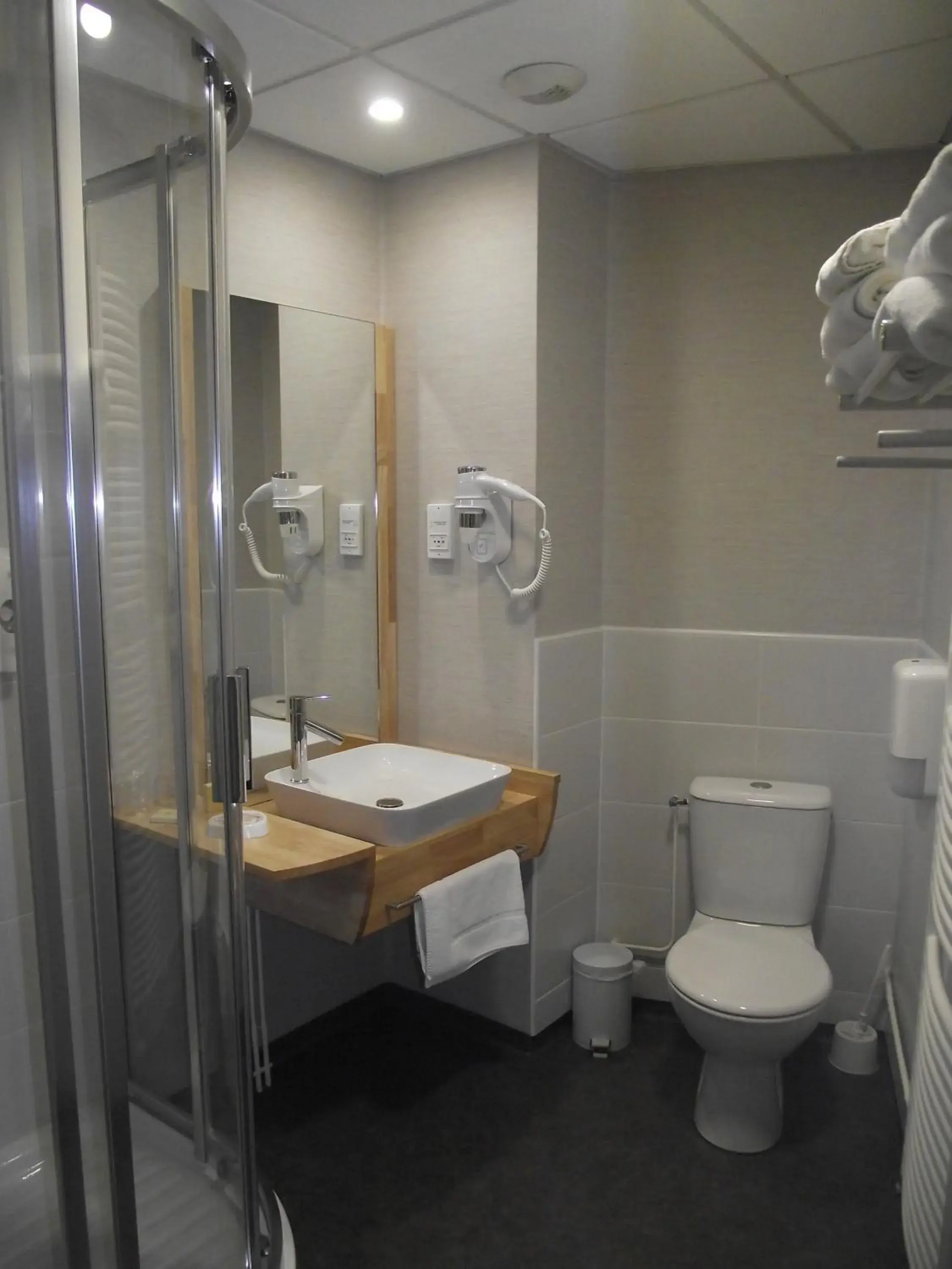 Quadruple Room in Logis Hotel des Bourbons Montluçon Climatisé Quadruple Room in Logis Hotel des Bourbons Montluçon Climatisé