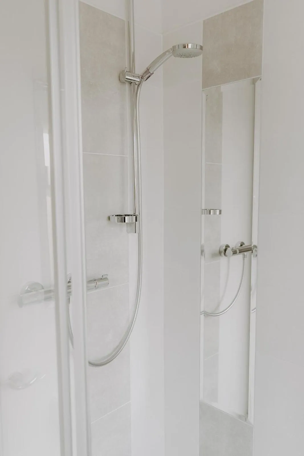 Shower in Hotel zur Treene