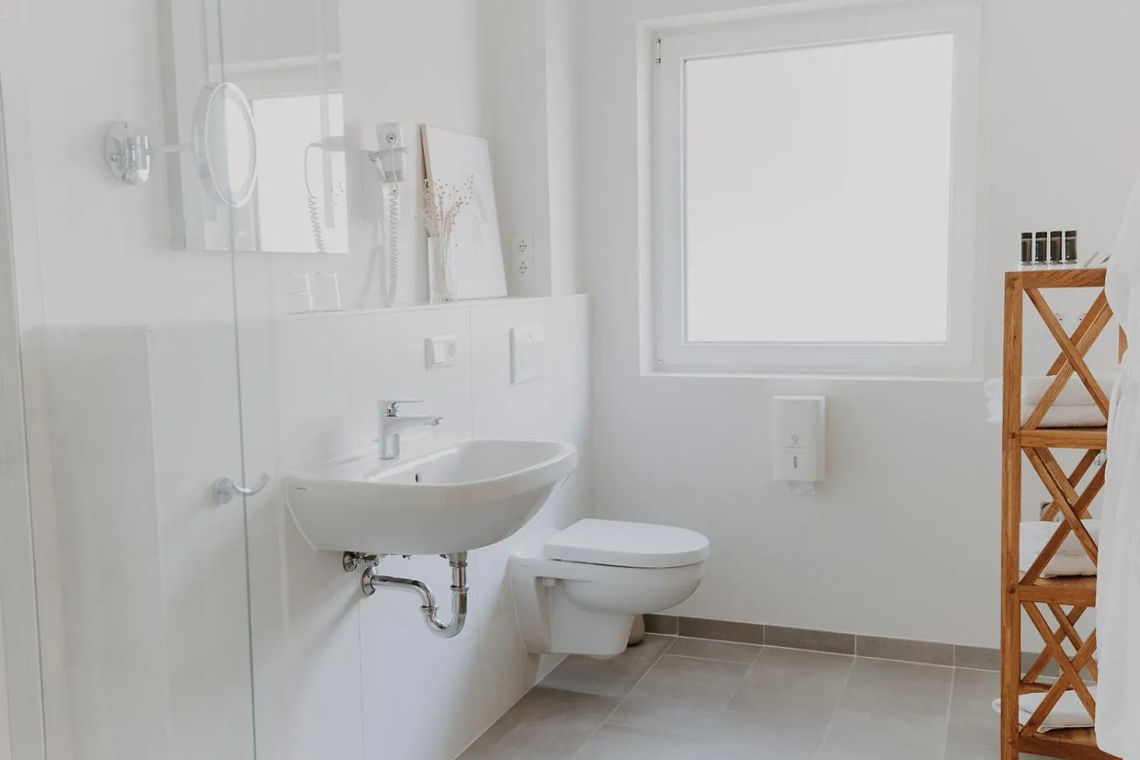 Shower in Hotel zur Treene