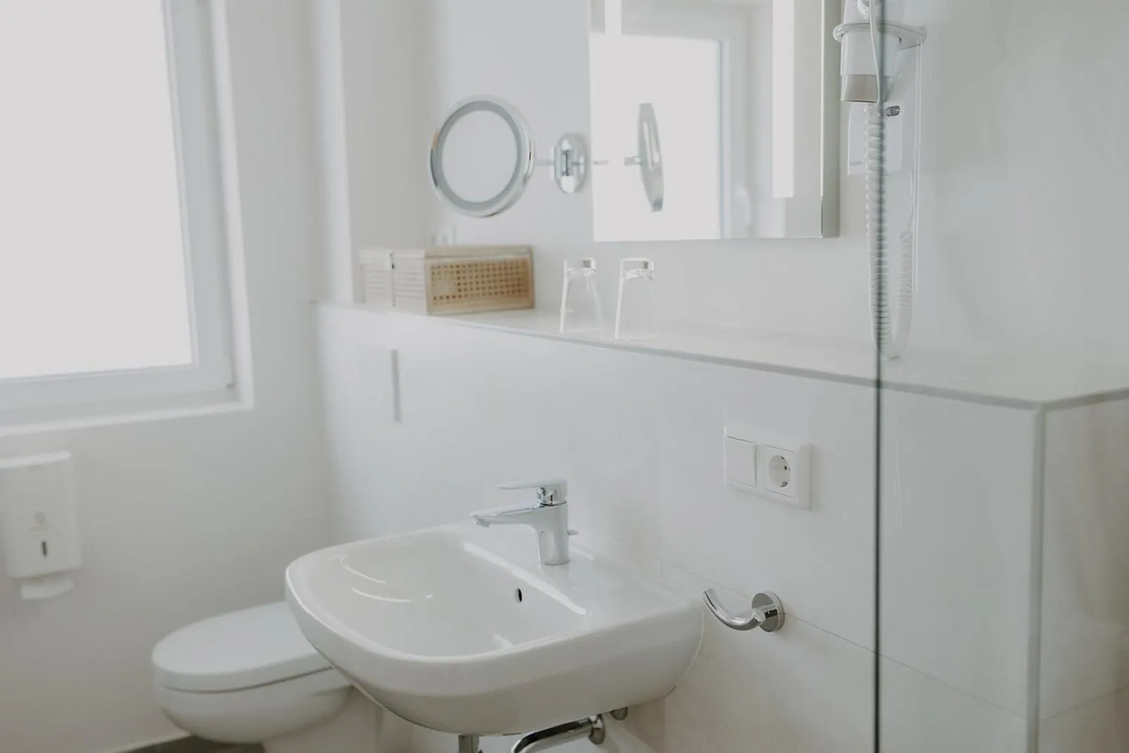 Toilet in Hotel zur Treene