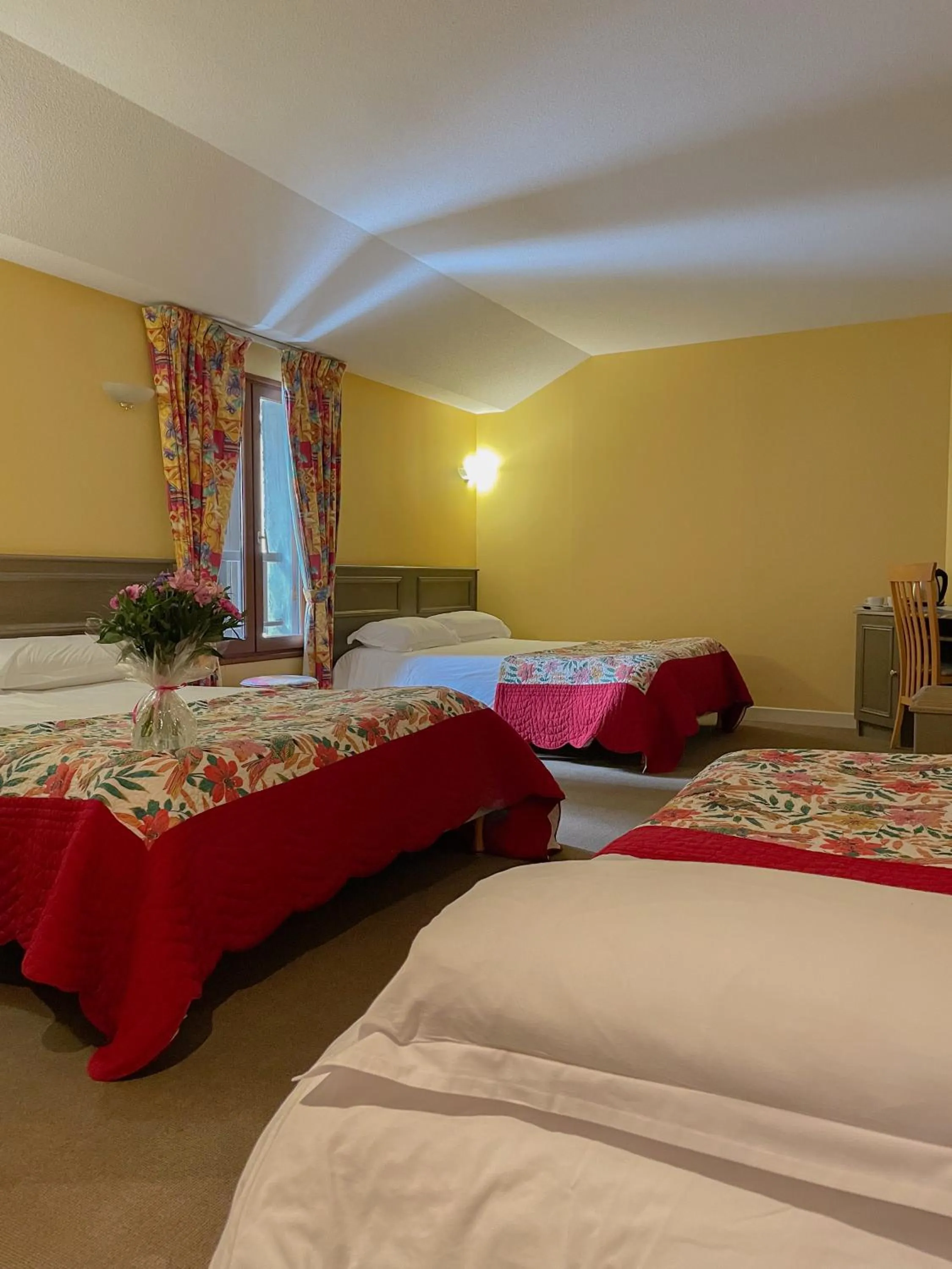 Bed in Maison Legate "Hôtel Le Baudiere & Spa"