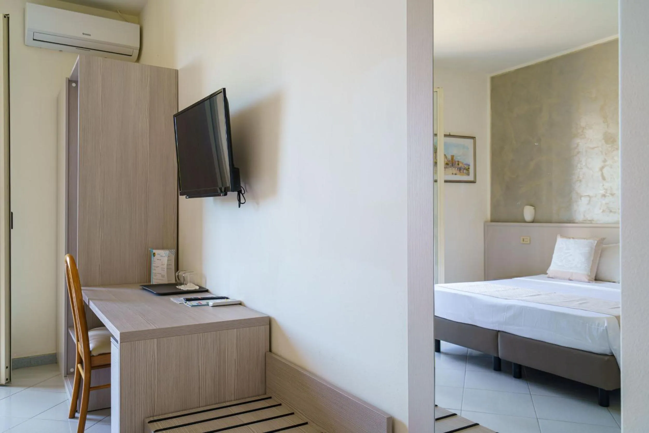 Photo of the whole room, Bed in Hotel Alexander