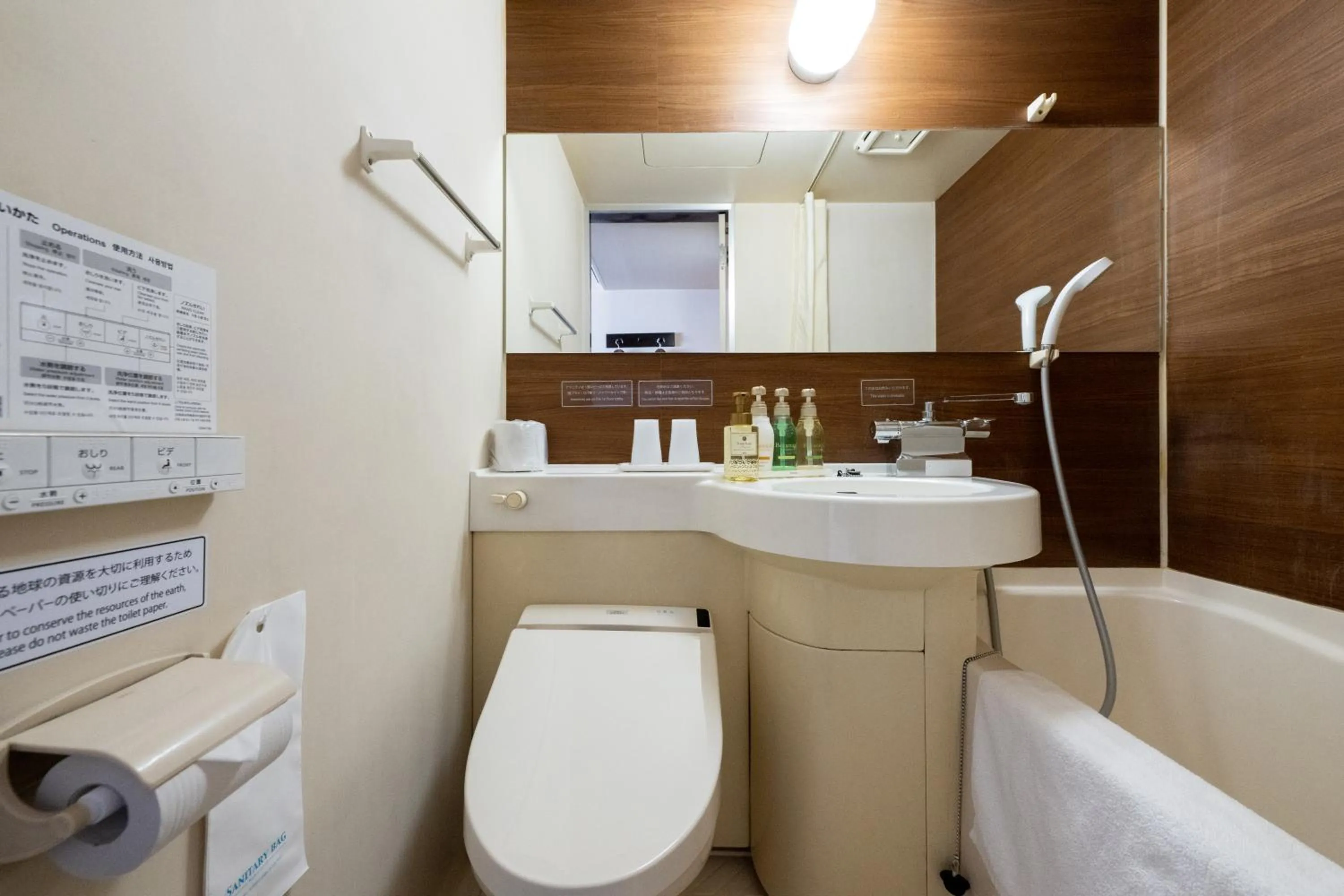 Toilet in Hotel Matsumoto Yorozuya