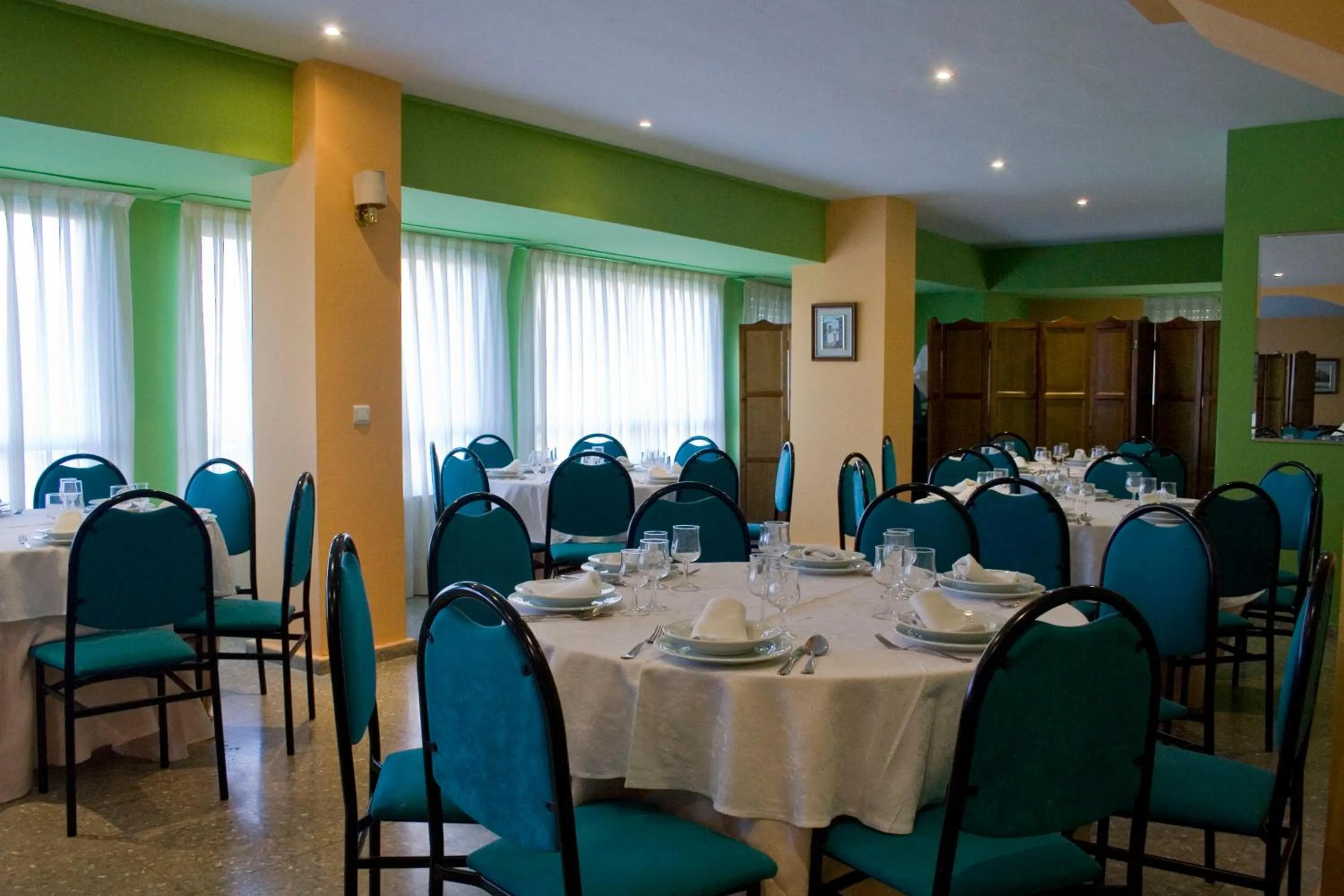 Restaurant/places to eat in Hotel Perales