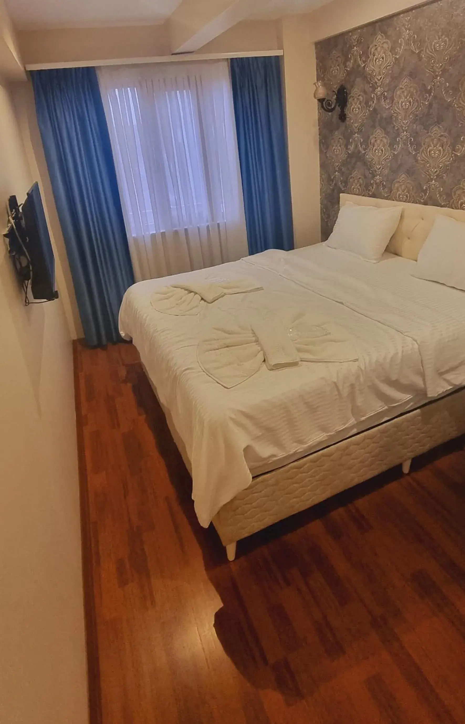 Large Single Room in By Historial Hotel Due Large Single Room in By Historial Hotel Due