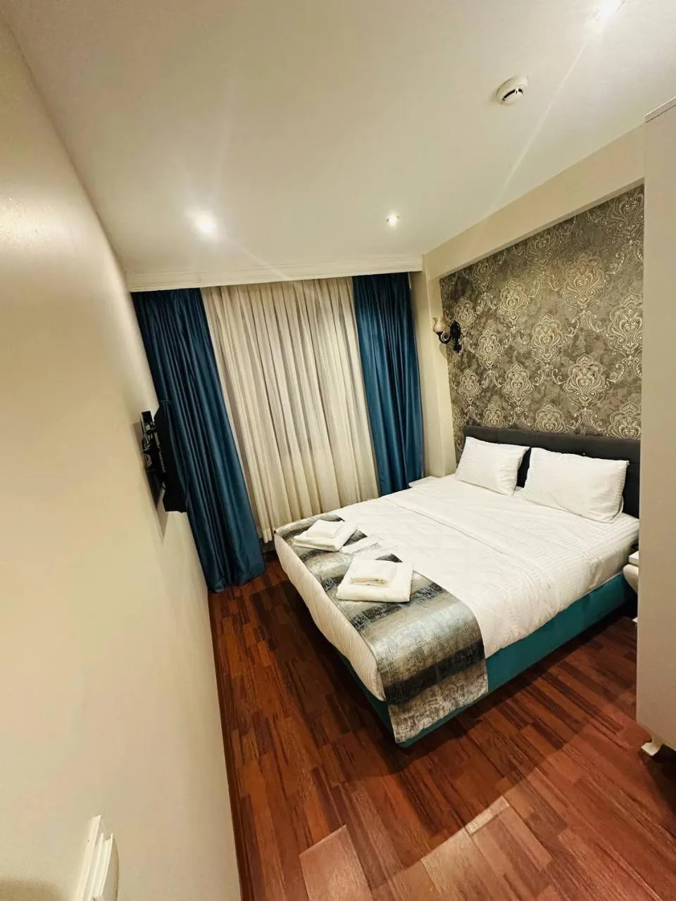 Bedroom, Bed in By Historial Hotel Due