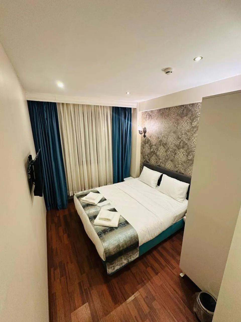 Bedroom, Bed in By Historial Hotel Due