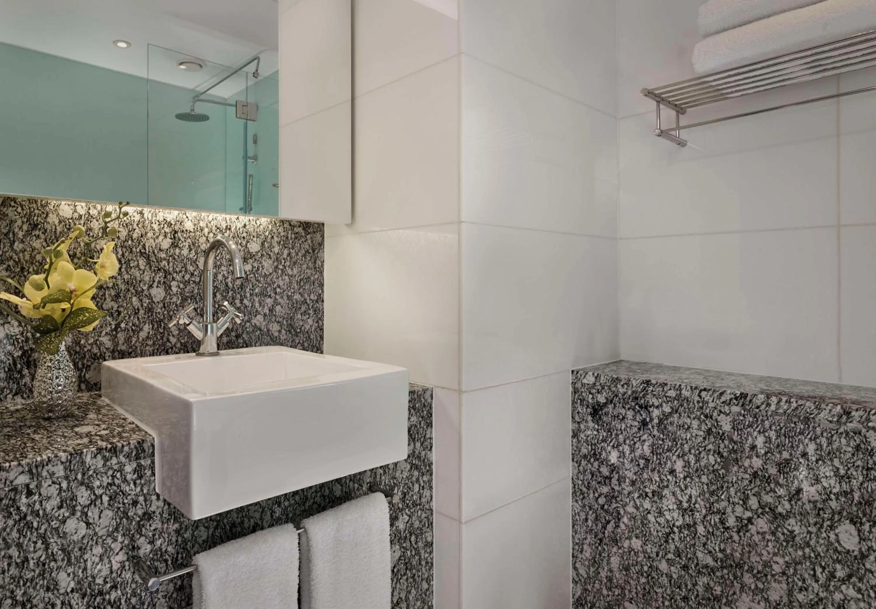 Bathroom in Park Plaza County Hall London