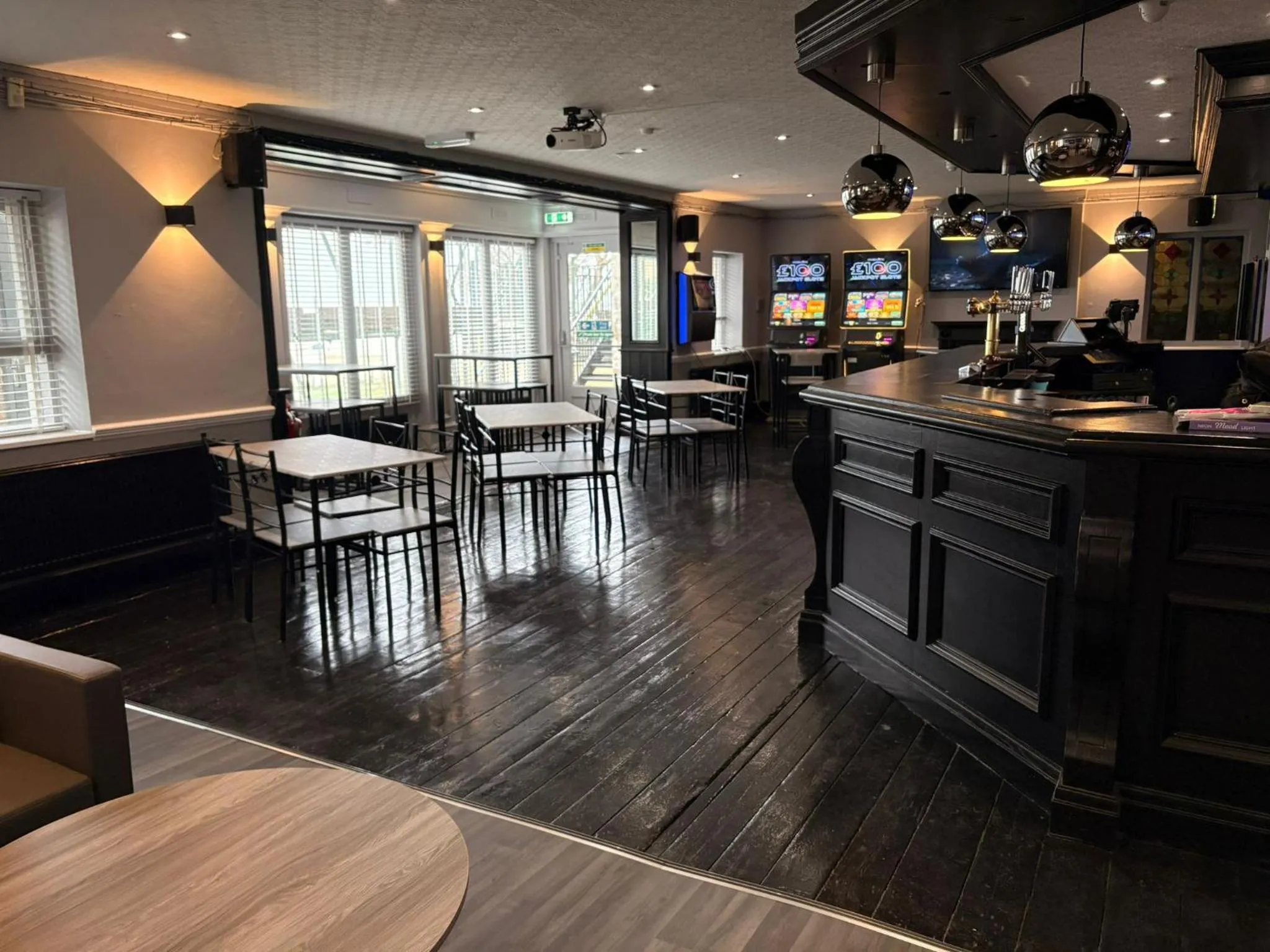 Lounge or bar in Royal Hotel, Bar & Grill