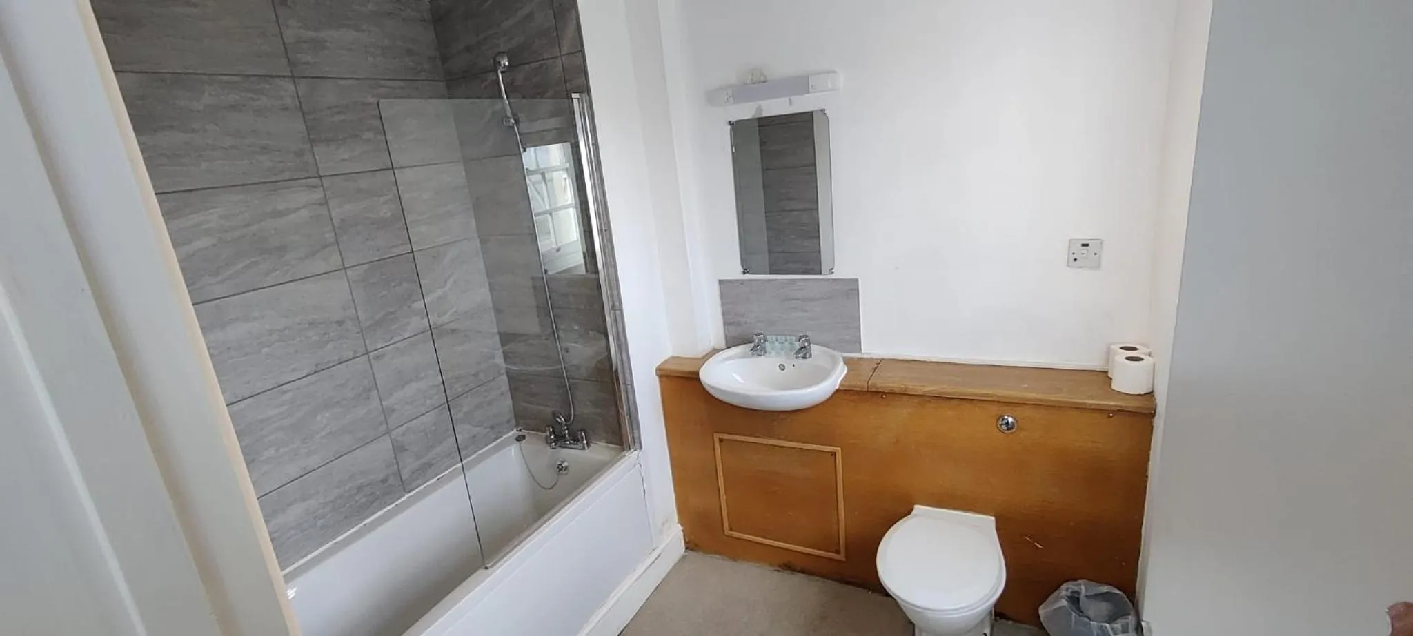 Bathroom in Royal Hotel, Bar & Grill