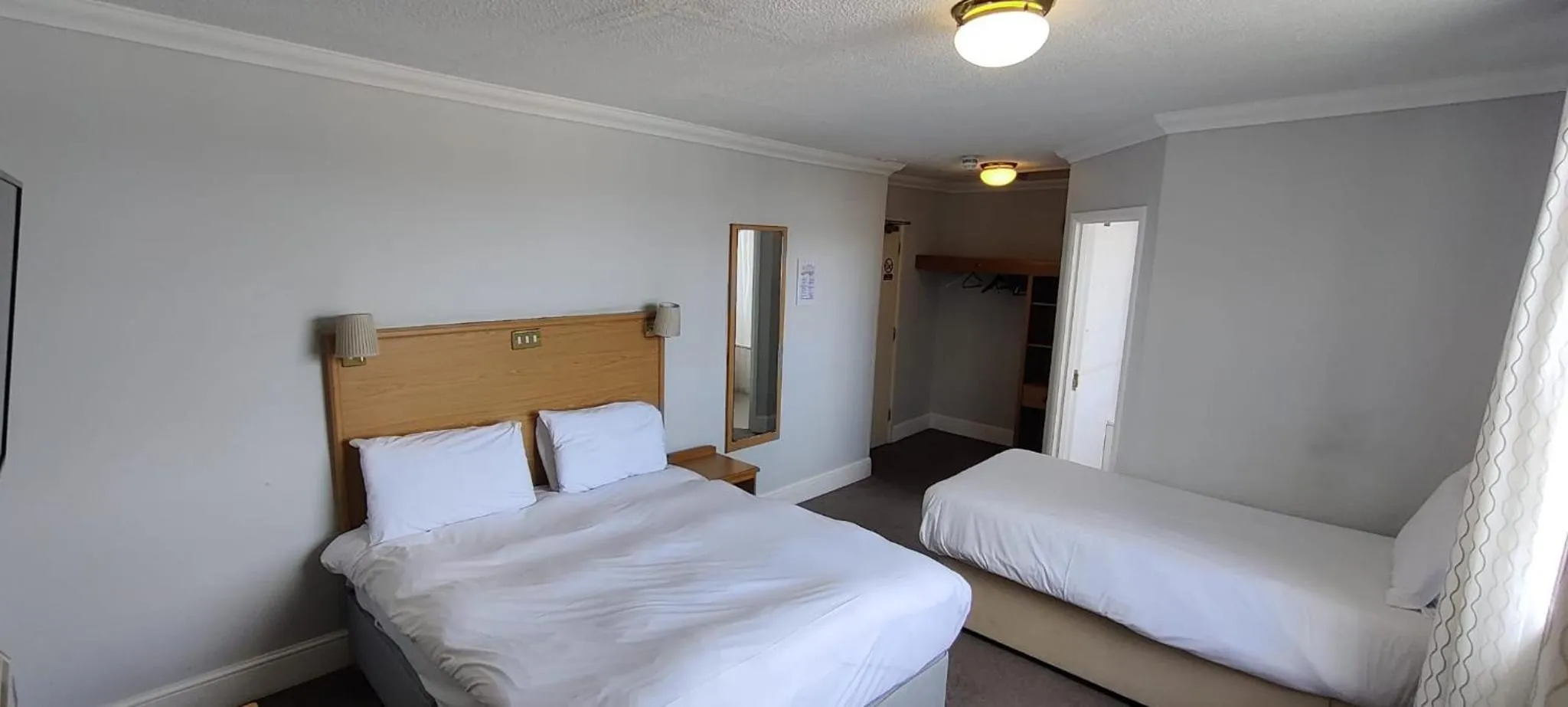 Bedroom, Bed in Royal Hotel, Bar & Grill