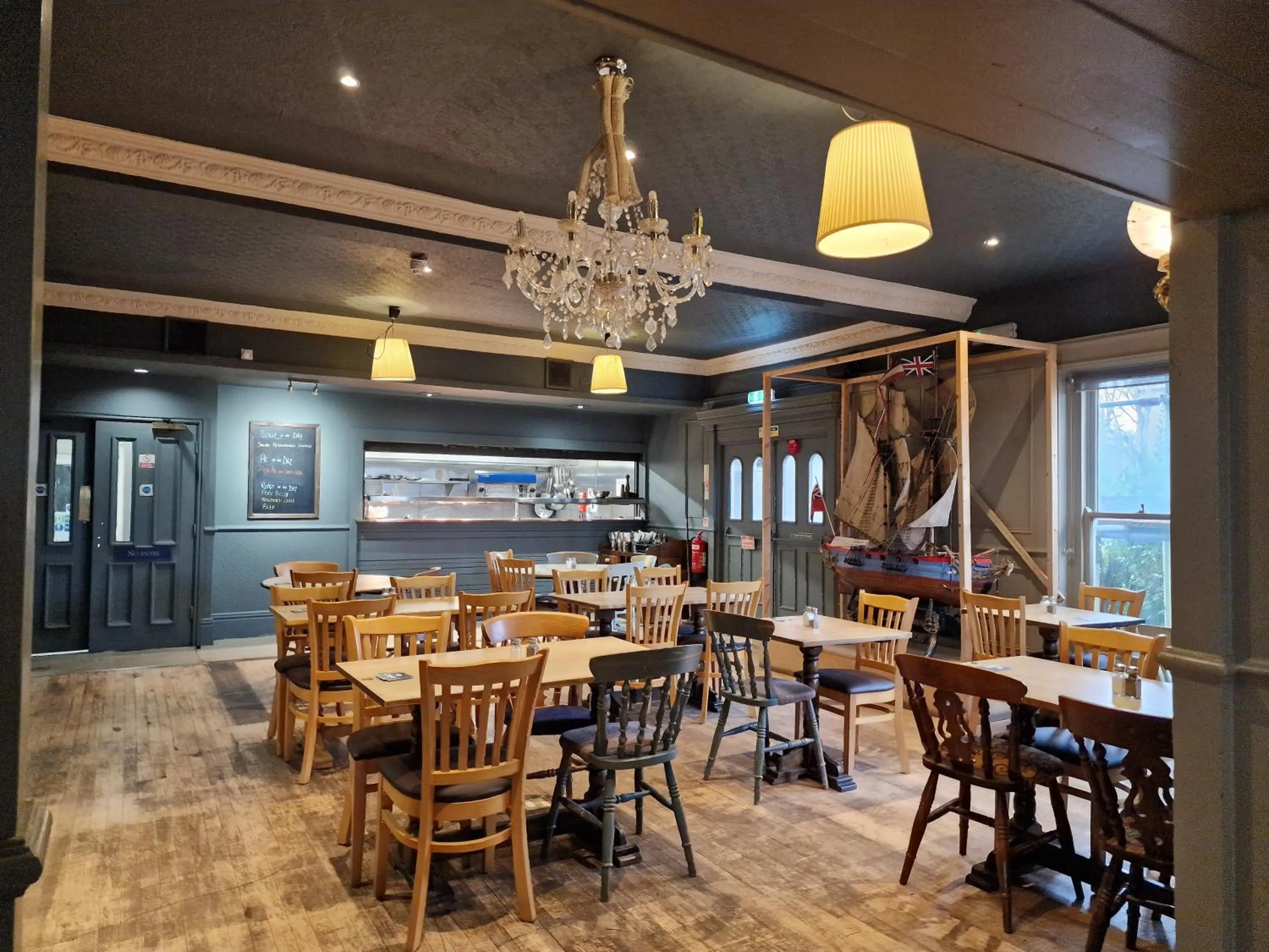 Restaurant/places to eat in Royal Hotel, Bar & Grill