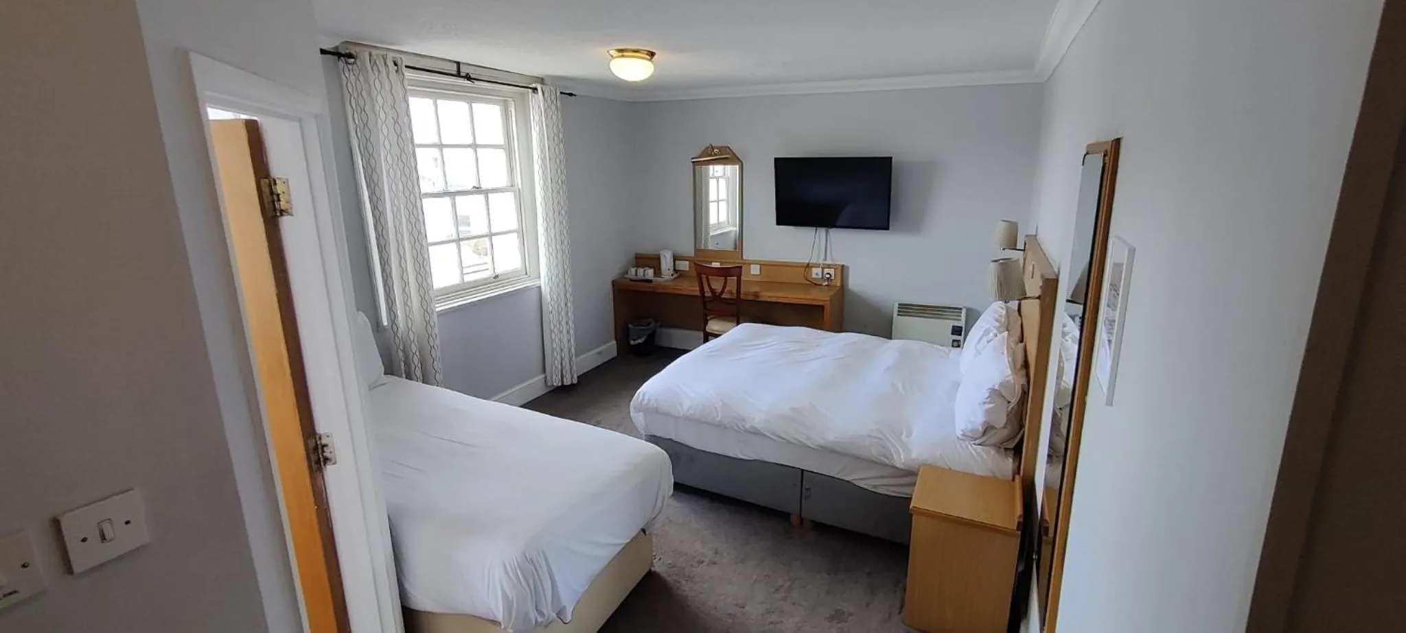 Photo of the whole room, Bed in Royal Hotel, Bar & Grill