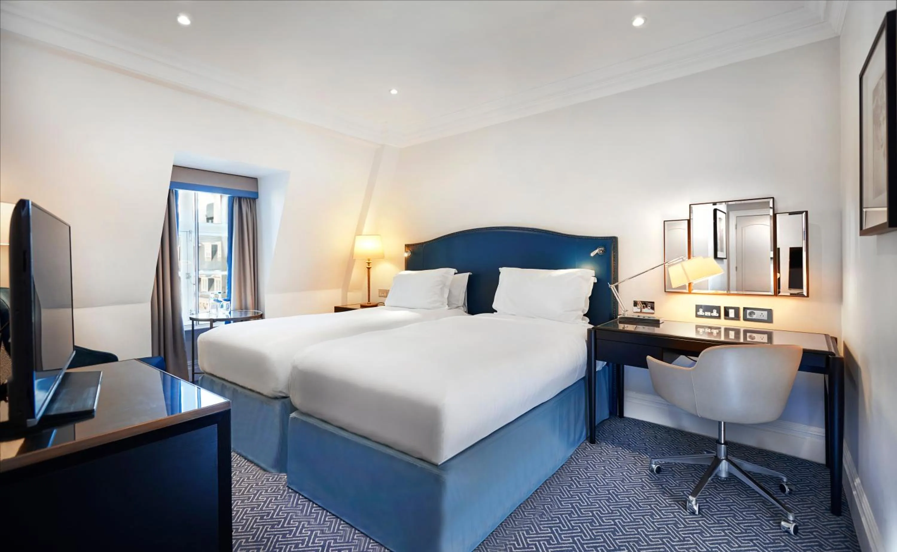 Bed in The Waldorf Hilton