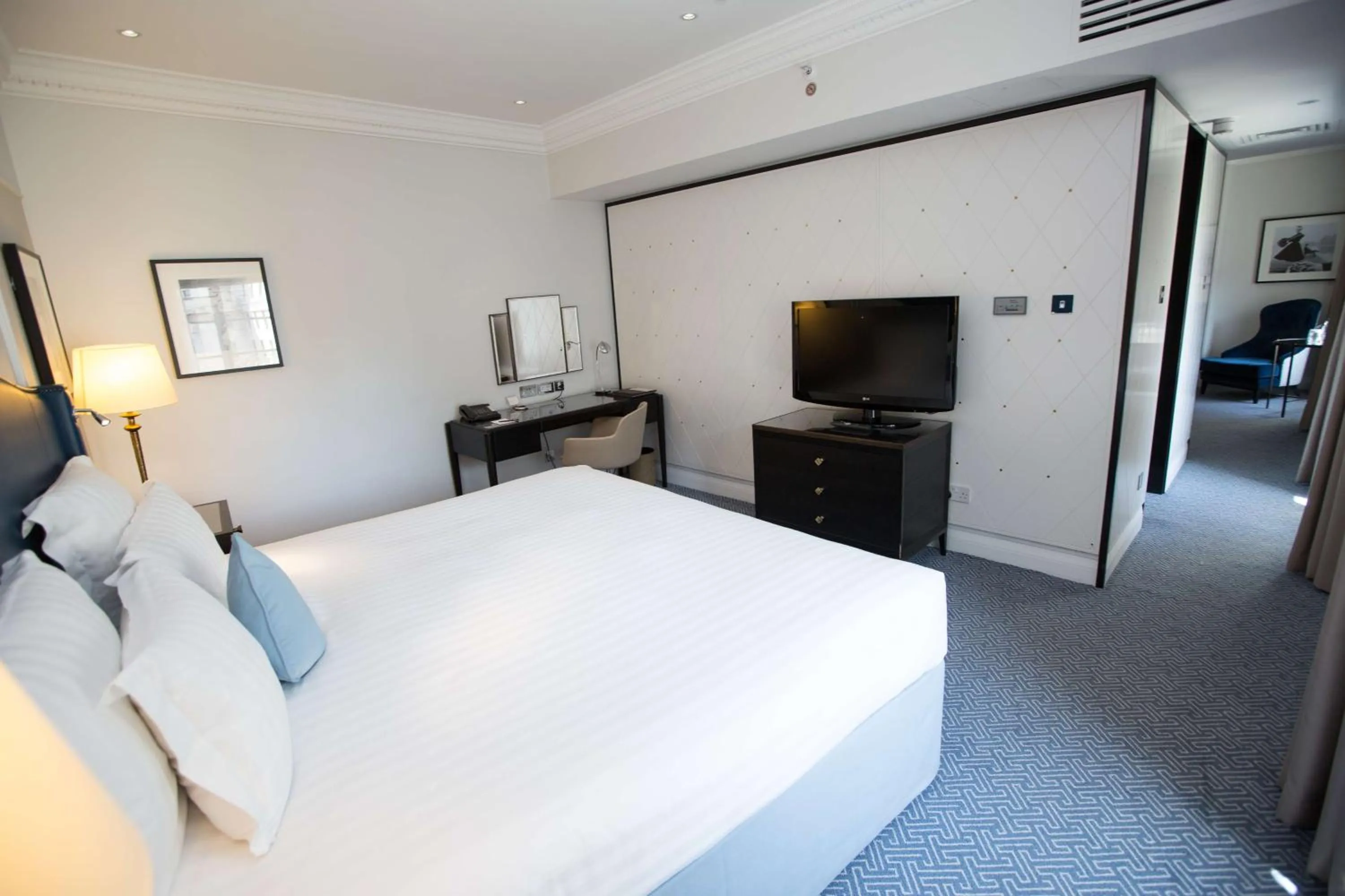 Living room, Bed in The Waldorf Hilton