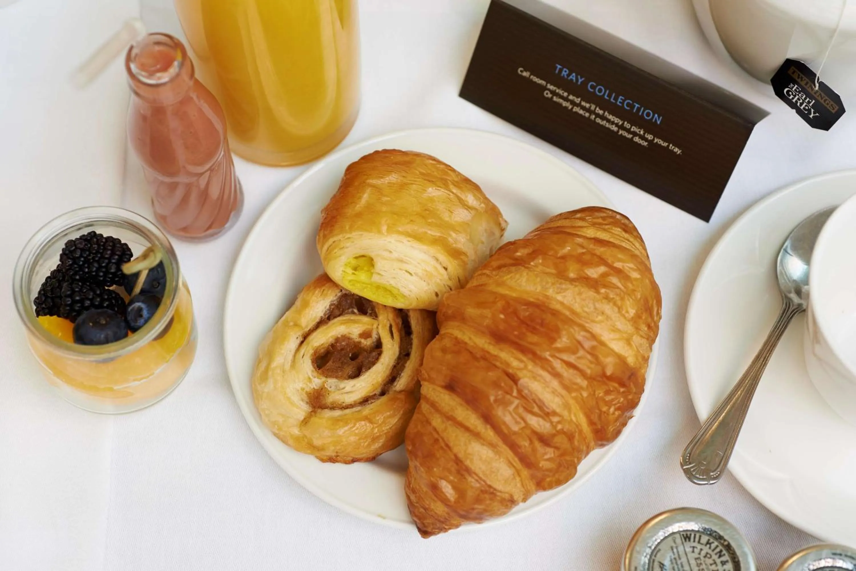 Restaurant/places to eat in The Waldorf Hilton