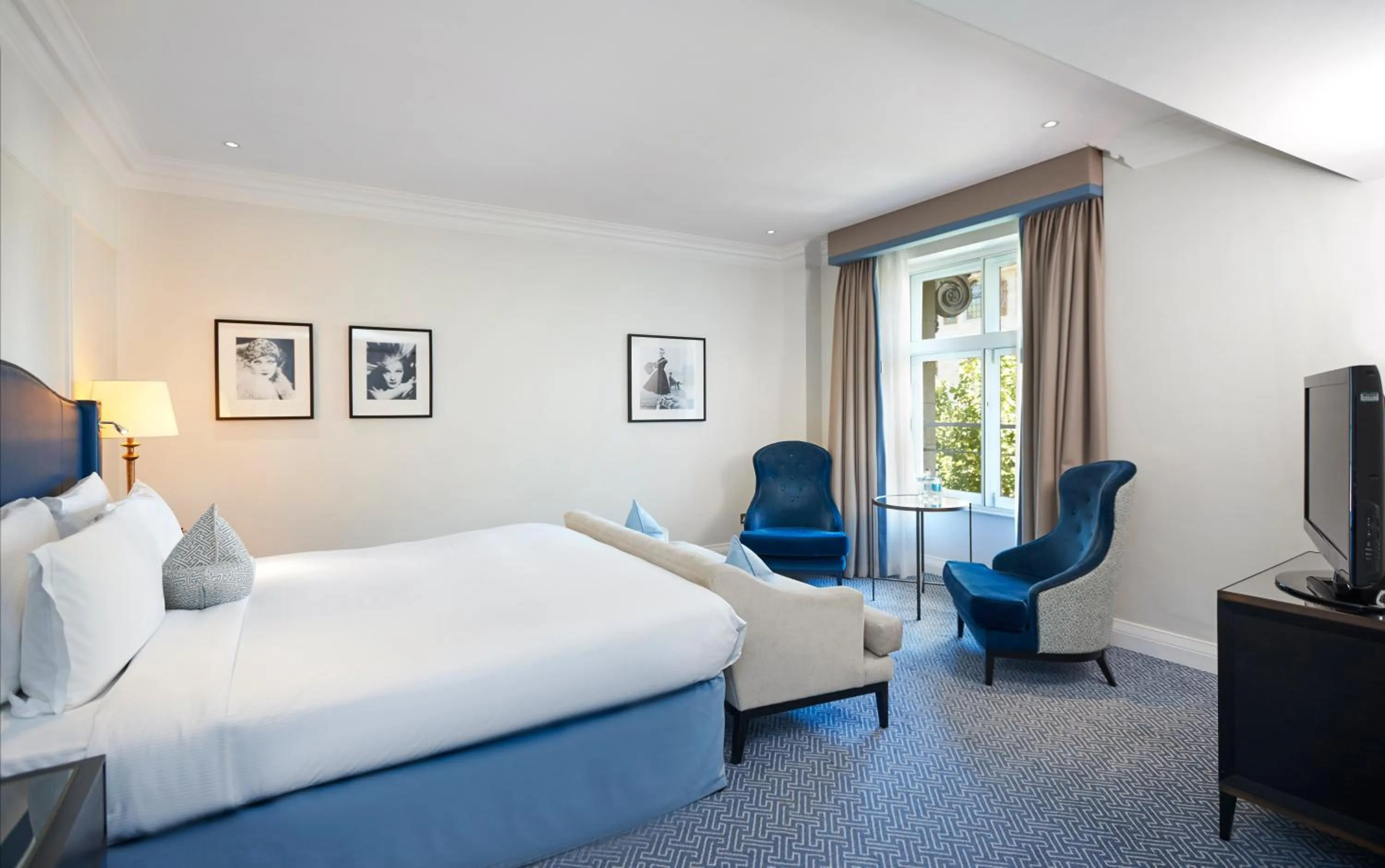 Bedroom, Bed in The Waldorf Hilton